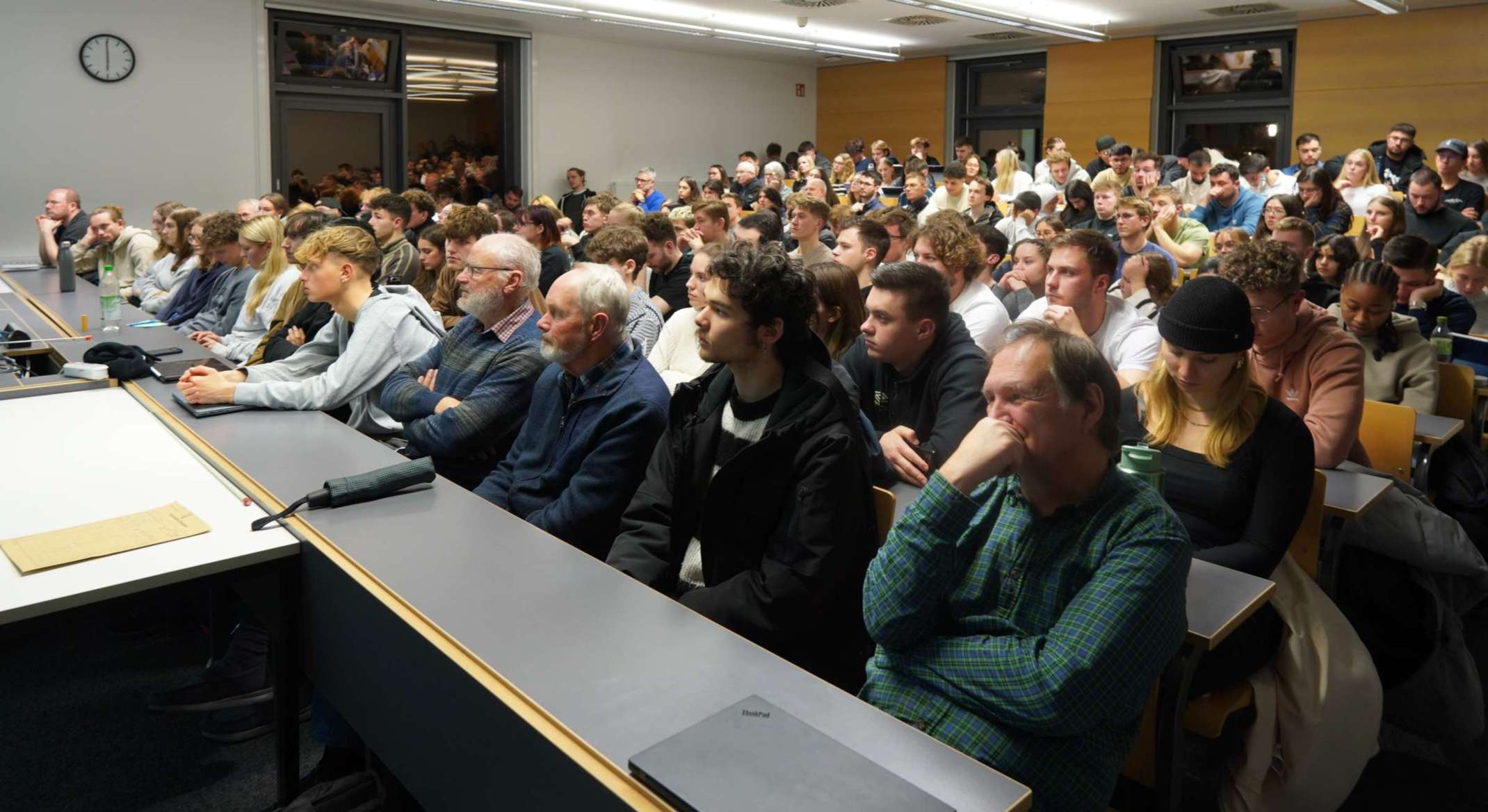 Voller Hörsaal beim Gastvortrag