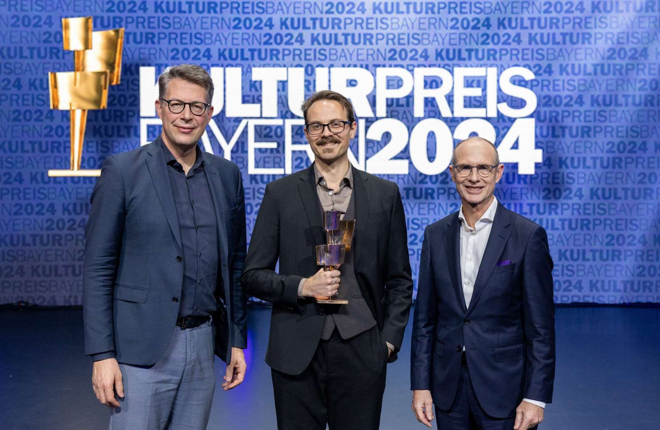 Hans Binder Knott (Mitte) mit Wissenschaftsminister Markus Blume (links) und Dr. Egon Leo Westphal, Vorstandsvorsitzender der Bayernwerk AG. 