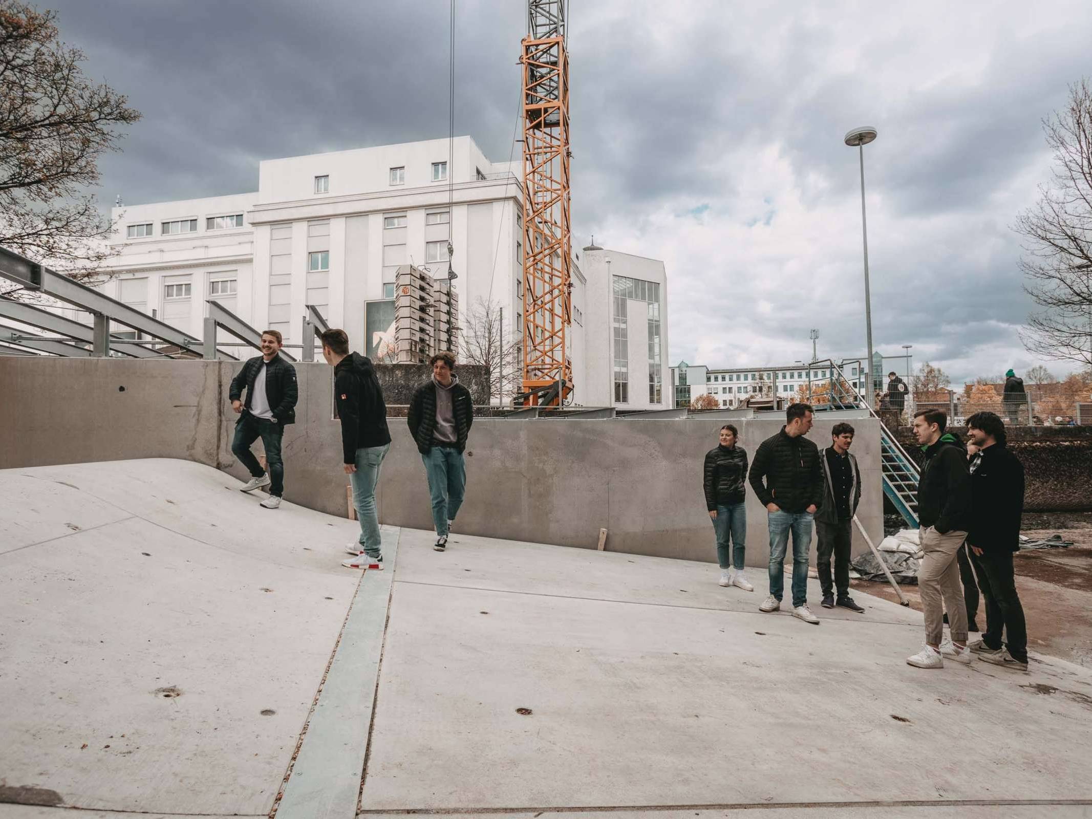 Studierende der Technischen Hochschule Augsburg haben beim Bau der Surfwelle mitgewirkt.