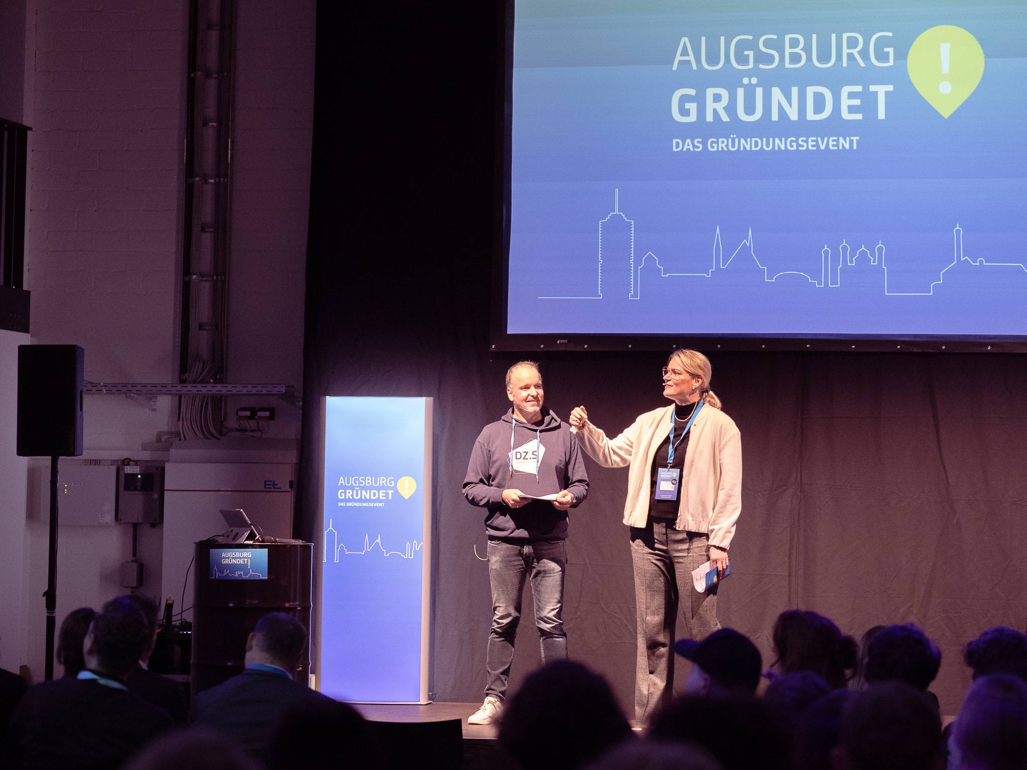 Stefan Schimpfle, Digitales Zentrum Schwaben (DZ.S) und Eva Weber, Oberbürgermeisterin der Stadt Augsburg bei der Begrüßung des Gründungsevents