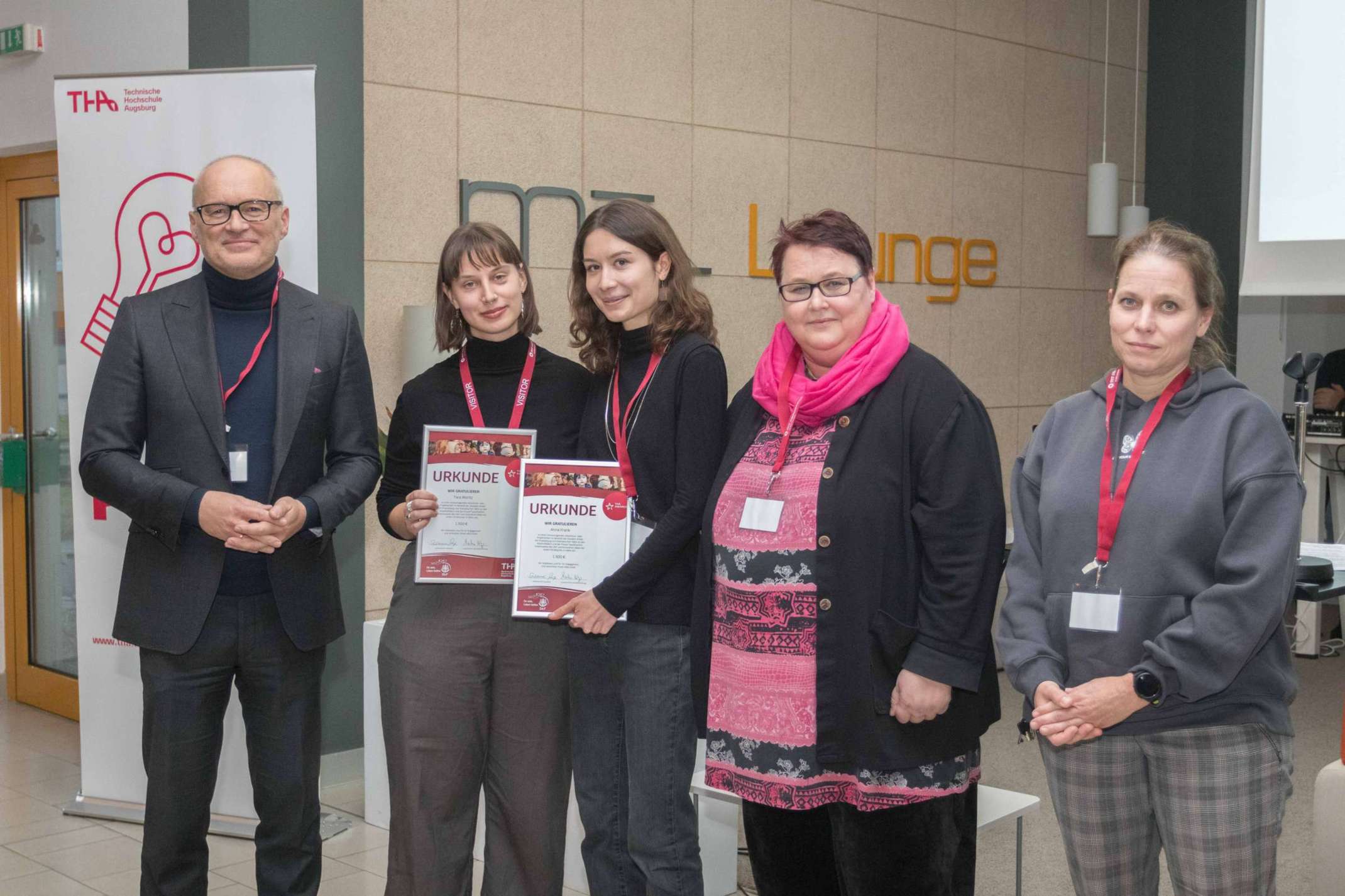 Anna Frank (m.) und Tara Moritz (2. v. l.), die beiden Preisträgerinnen des Preises des Sozialdiensts Katholischer Frauen, mit Martina Kobriger (2. v. r.), Geschäftsführerin des SkF, Hochschulpräsident Prof. Dr. Dr. h.c. Gordon Thomas Rohrmair (l.) und Kerstin van der Putten (r.), Leiterin des Appartementhauses des SkF. Foto: Matthias Leo/THA