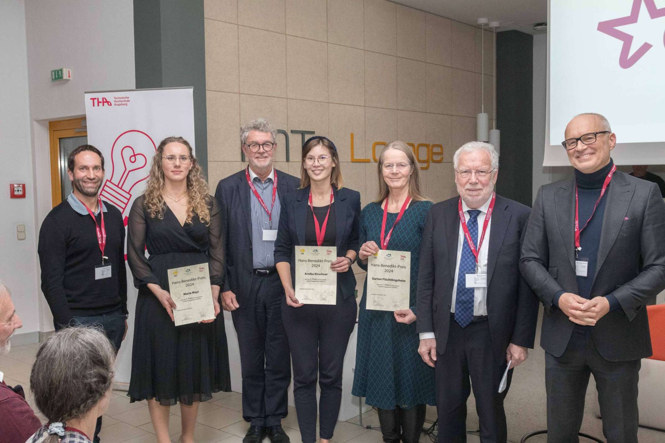 Die diesjährigen Preisträgerinnen der Preise der Hans-Benedikt-Stiftung Maria Theresa Mayr (dritter Preis, 2. v. l.), Arnika Kirschner (zweiter Preis, m.) und Dr. Juliane Forßmann (erster Preis, 3. v. r.) mit den Laudatoren Prof. Dr. Dr. h.c. Alfred Eder (2. v. r.), stellvertretender Vorstand der Hans-Benedikt-Stiftung, Volker Schloms (3. v. l.), Vorsitzender der Hand-Benedikt-Stiftung, und Michal Rösch (l.), Pastoralreferent der Katholischen Hochschulgemeinde, sowie Hochschulpräsident Prof. Dr. Dr. h.c. Gordon Thomas Rohrmair (r.). Foto: Matthias Leo/THA