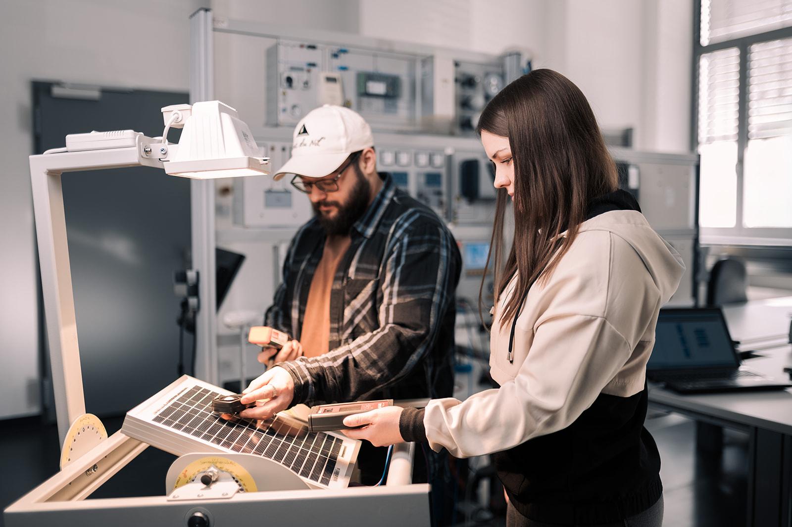 Studierende in der Fakultät für Elektrotechnik. Foto: hoch3media