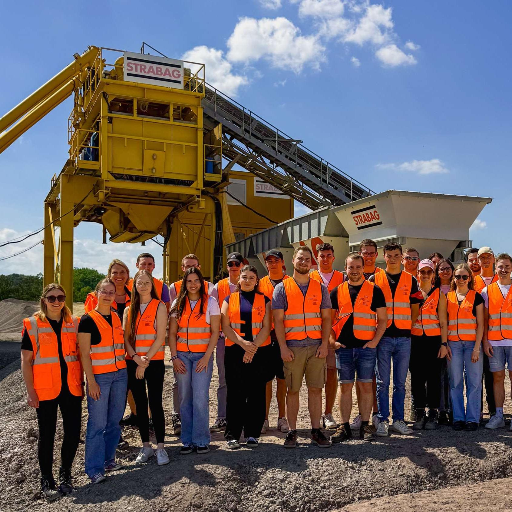 Studierende Gruppenfoto auf Baustelle