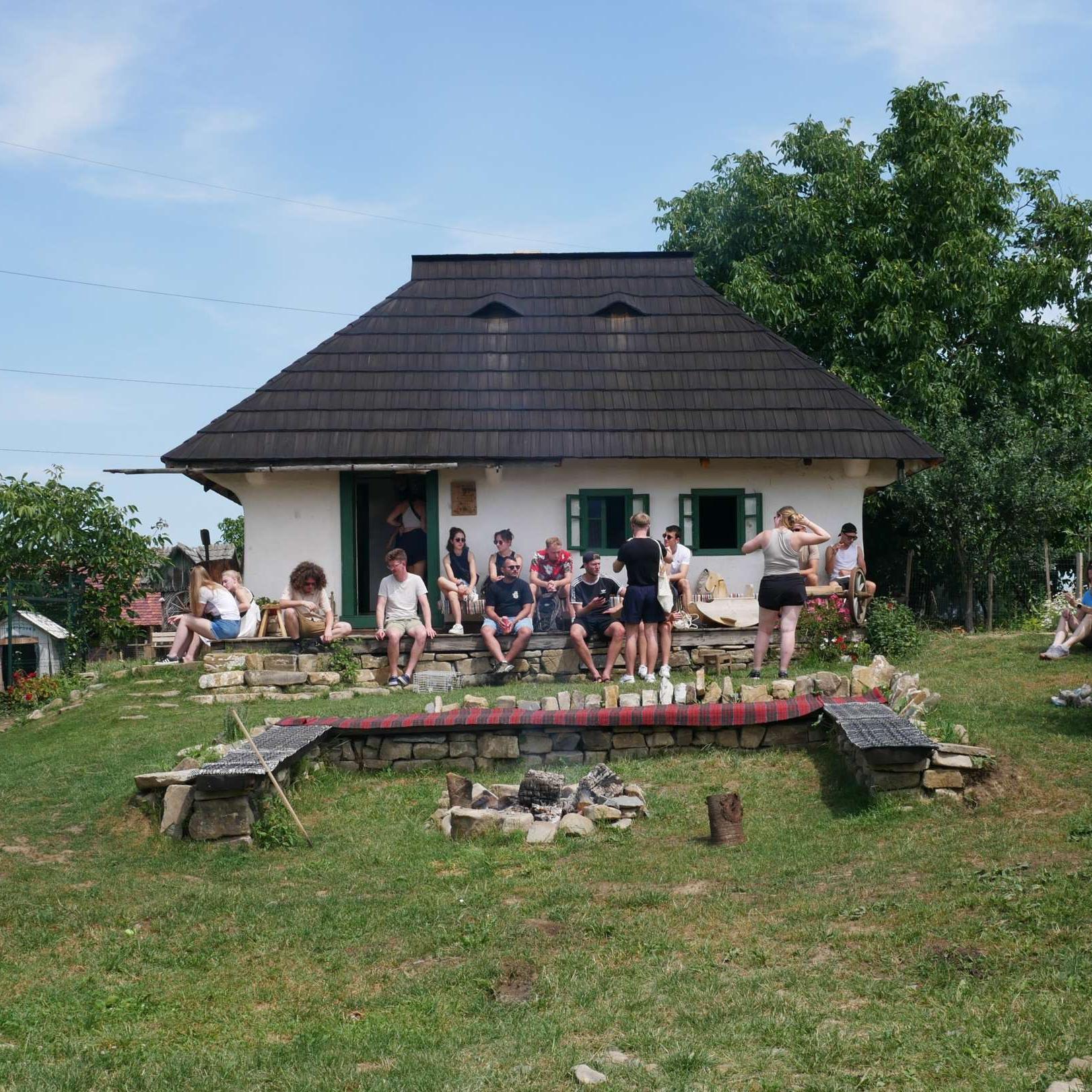 Studierende vor Bauernhaus