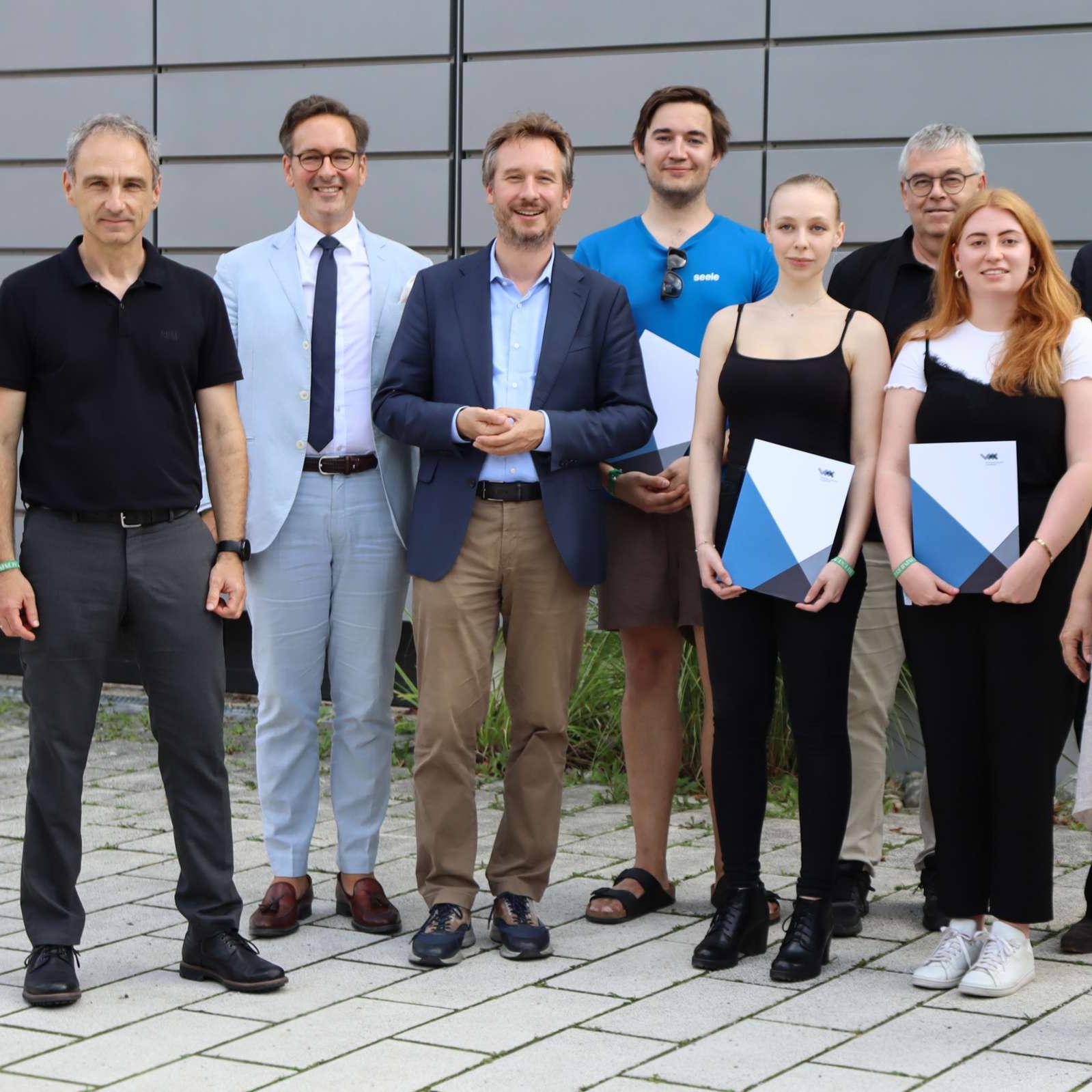 Gruppenfoto mit den ausgezeichneten Studierenden und der Jury