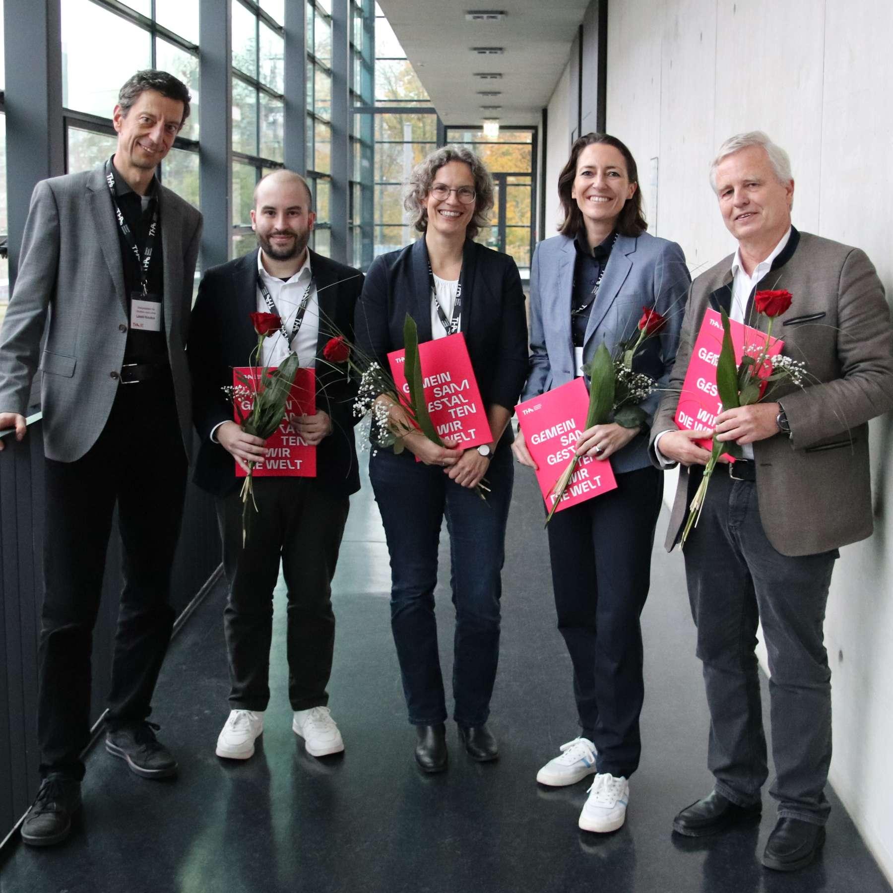 Preistragende des Lehrpreises mit Prof. Dr. phil. habil. László Kovács (v.l.): Benedikt Seifert, Claudia Meitinger, Eva Lermer und Wolfgang Rommel. Bild: Verena Kiss/THA