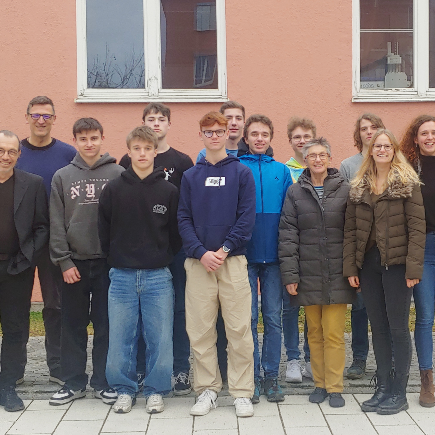 Studierende und Dozenten mit Lehrerin und Schülern des P-Seminars Physik des Werner-von-Siemens Gymnasiums Weißenburg i.Bay beim Besuch der Technischen Hochschule Augsburg.