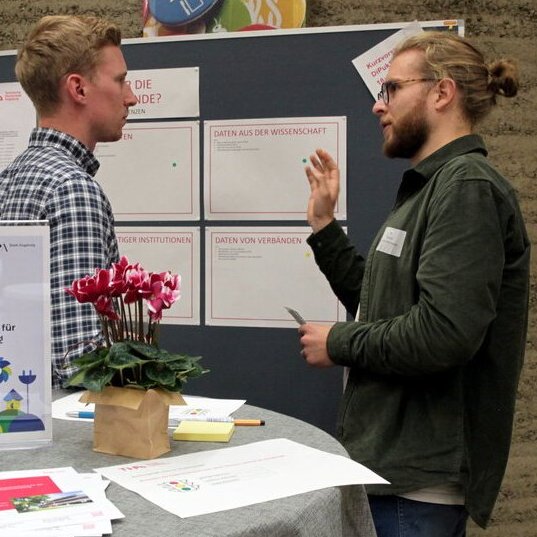 Wissenschaftlicher Mitarbeiter M.Eng. Florian Rack im Dialog mit Besucherinnen und Besuchern auf der Blue City-Klimakonferenz 