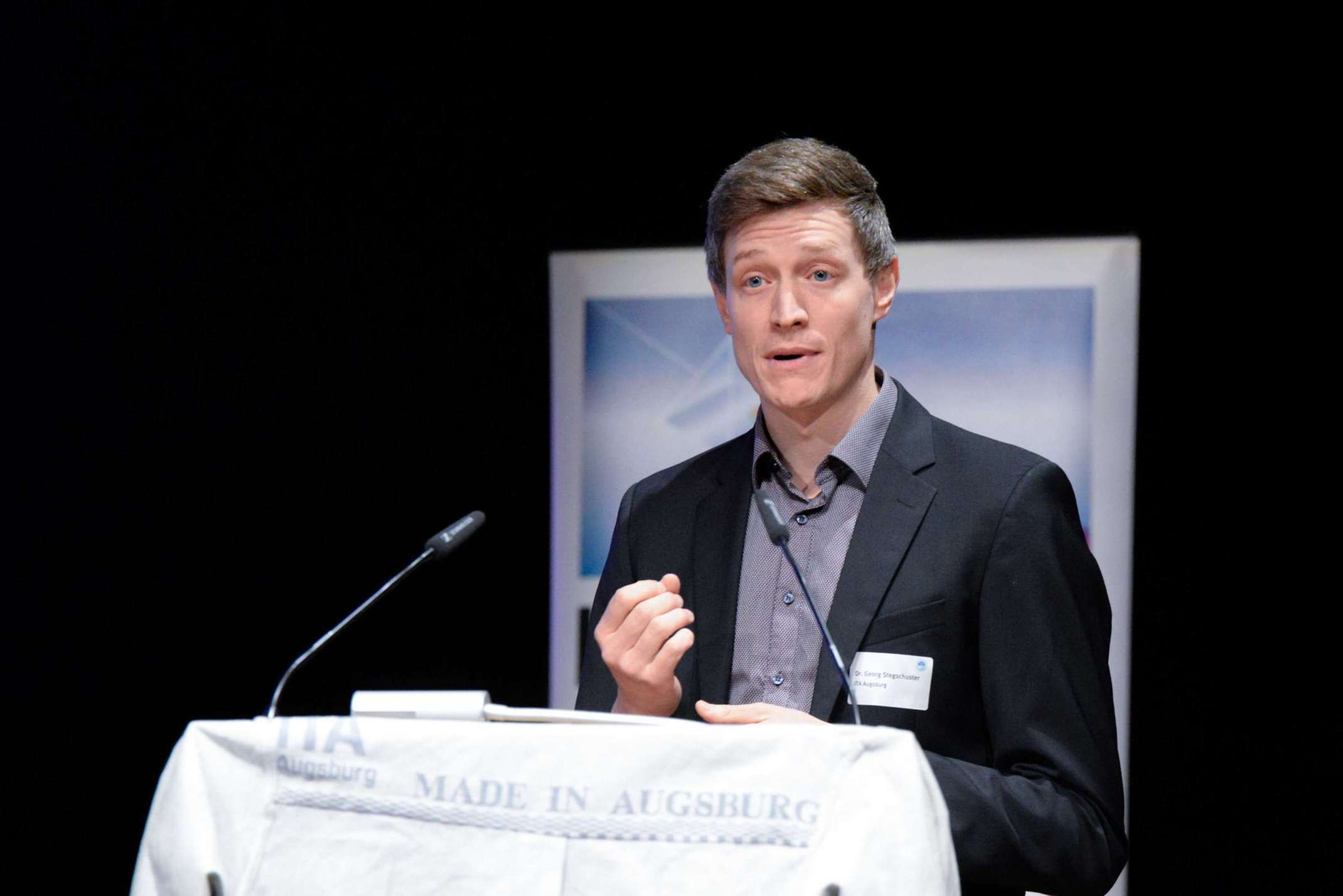 Dr.-Ing. Georg Stegschuster, Leitung des Recycling Ateliers am Institut für Textiltechnik Augsburg gGmbH.