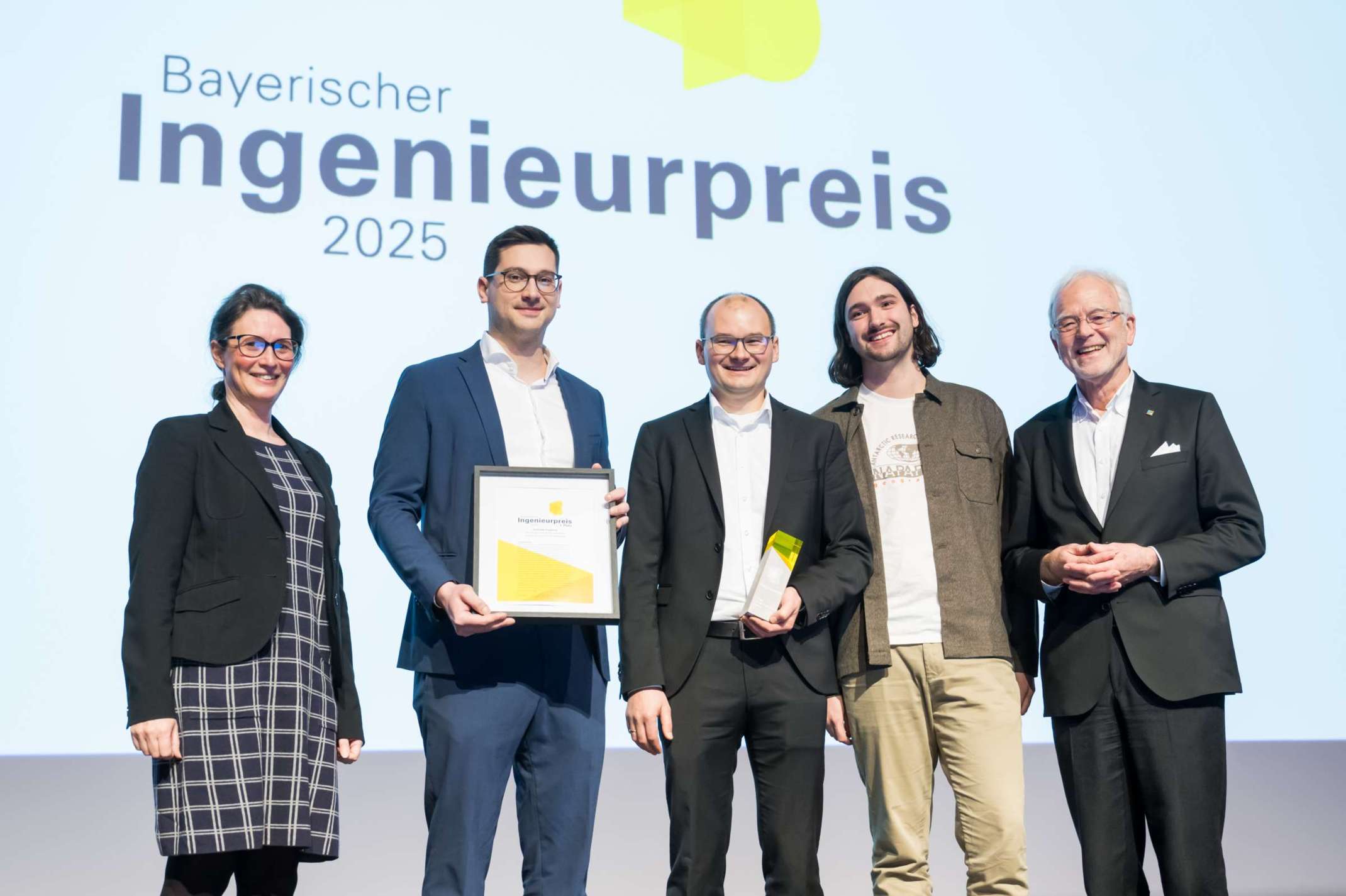 Das Team der THA mit dem Präsidenten der Bayerischen Ingenieurekammer-Bau, Prof. Dr.-Ing. Norbert Gebbeken (rechts) © Matthias Hase