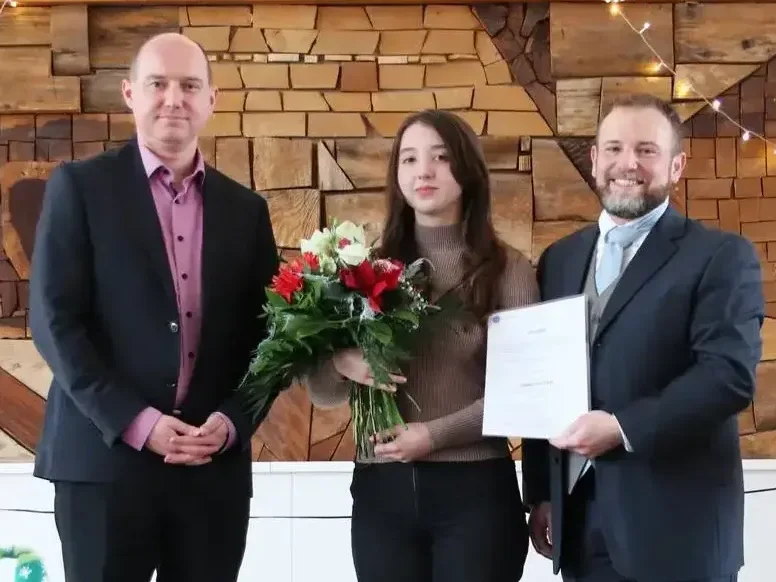 Dominik Maas (links) und Prof. Matthias Kolonko (rechts) überreichten den DAAD-Preis 2024 der THA an Oleksandra Suzik.