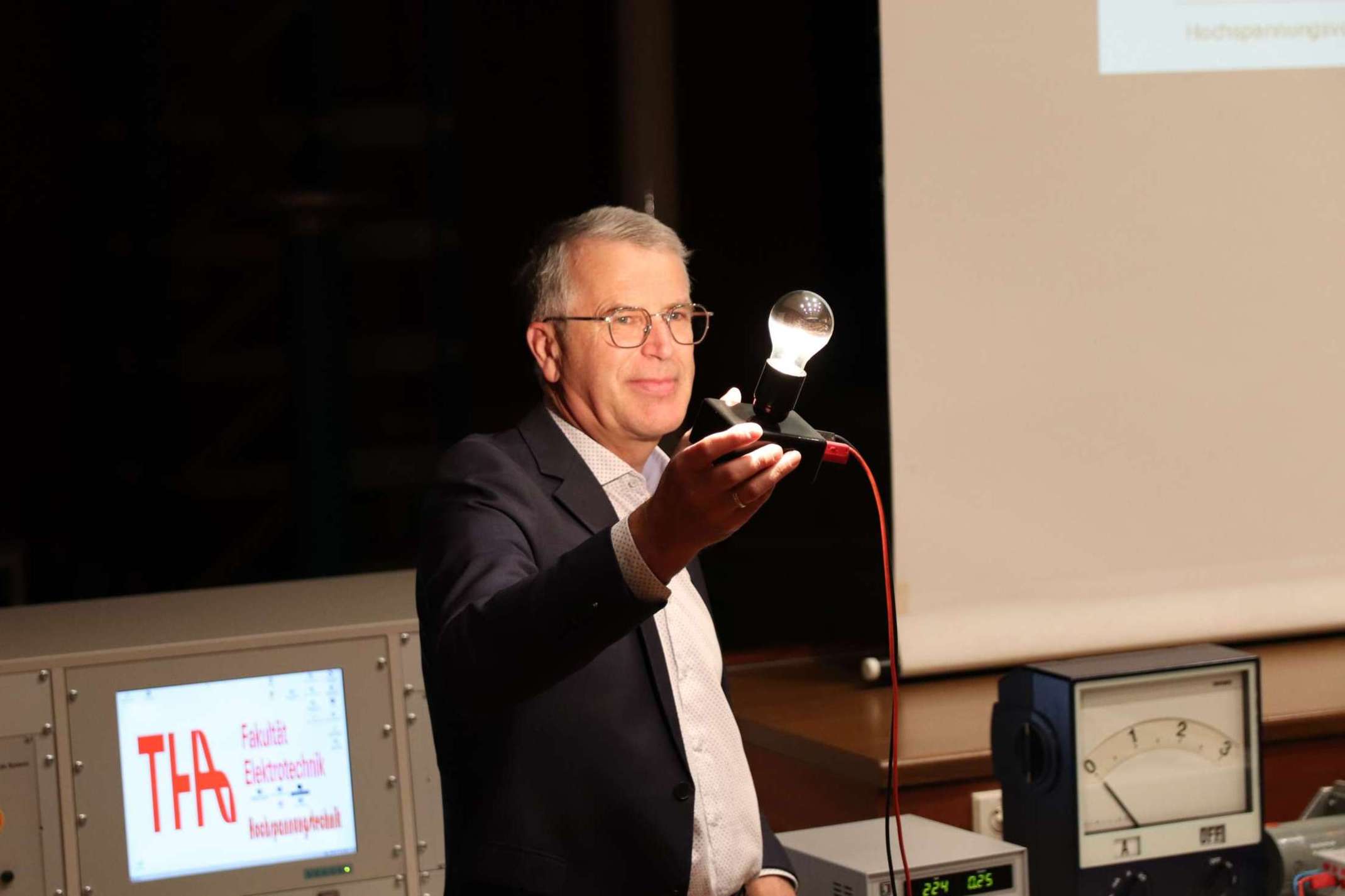 Prof. Michael Finkel gestaltet die LEW Kinderuni mit vielen Experimenten besonders anschaulich und spannend. 