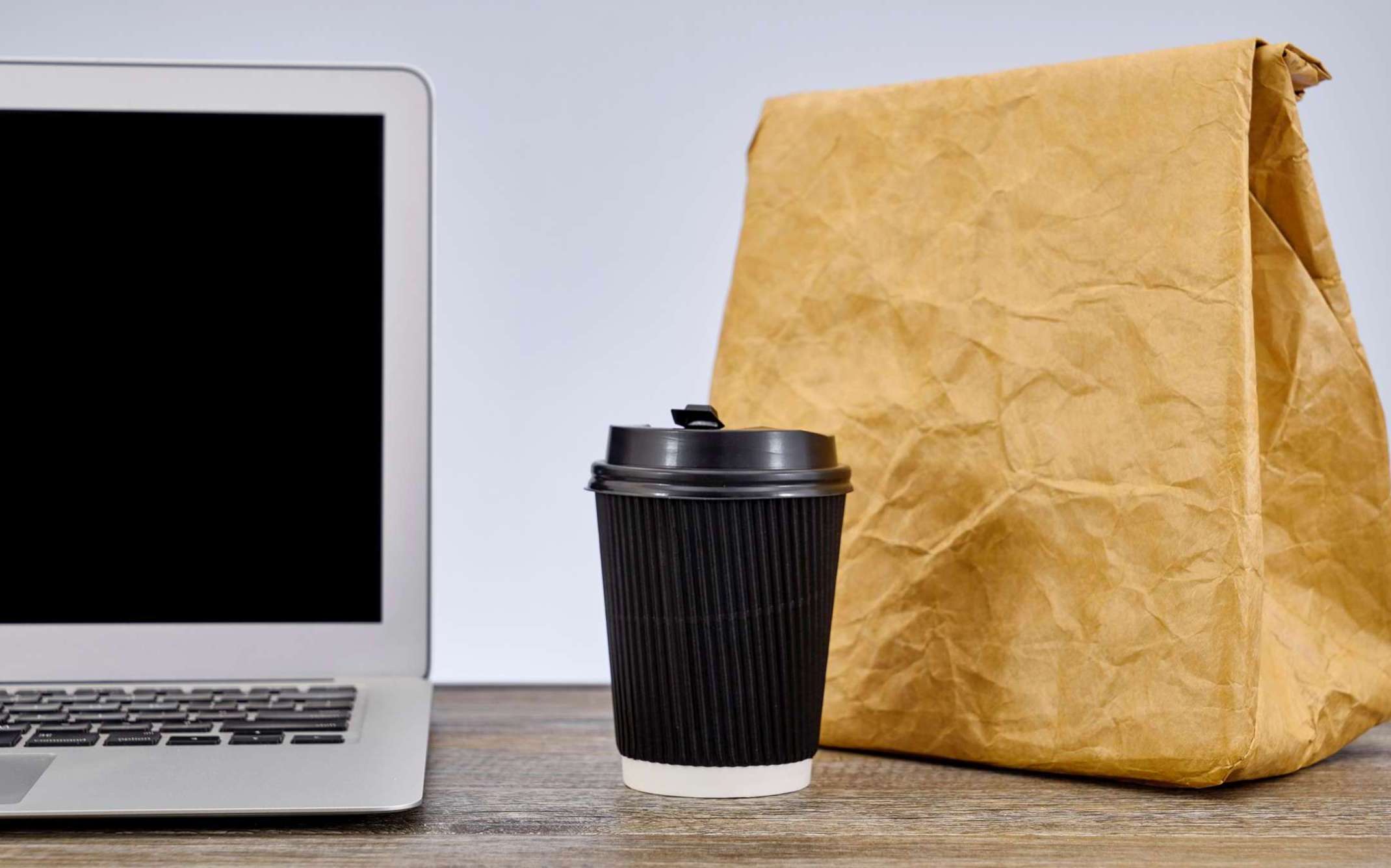 Lunchtüte und Laptop