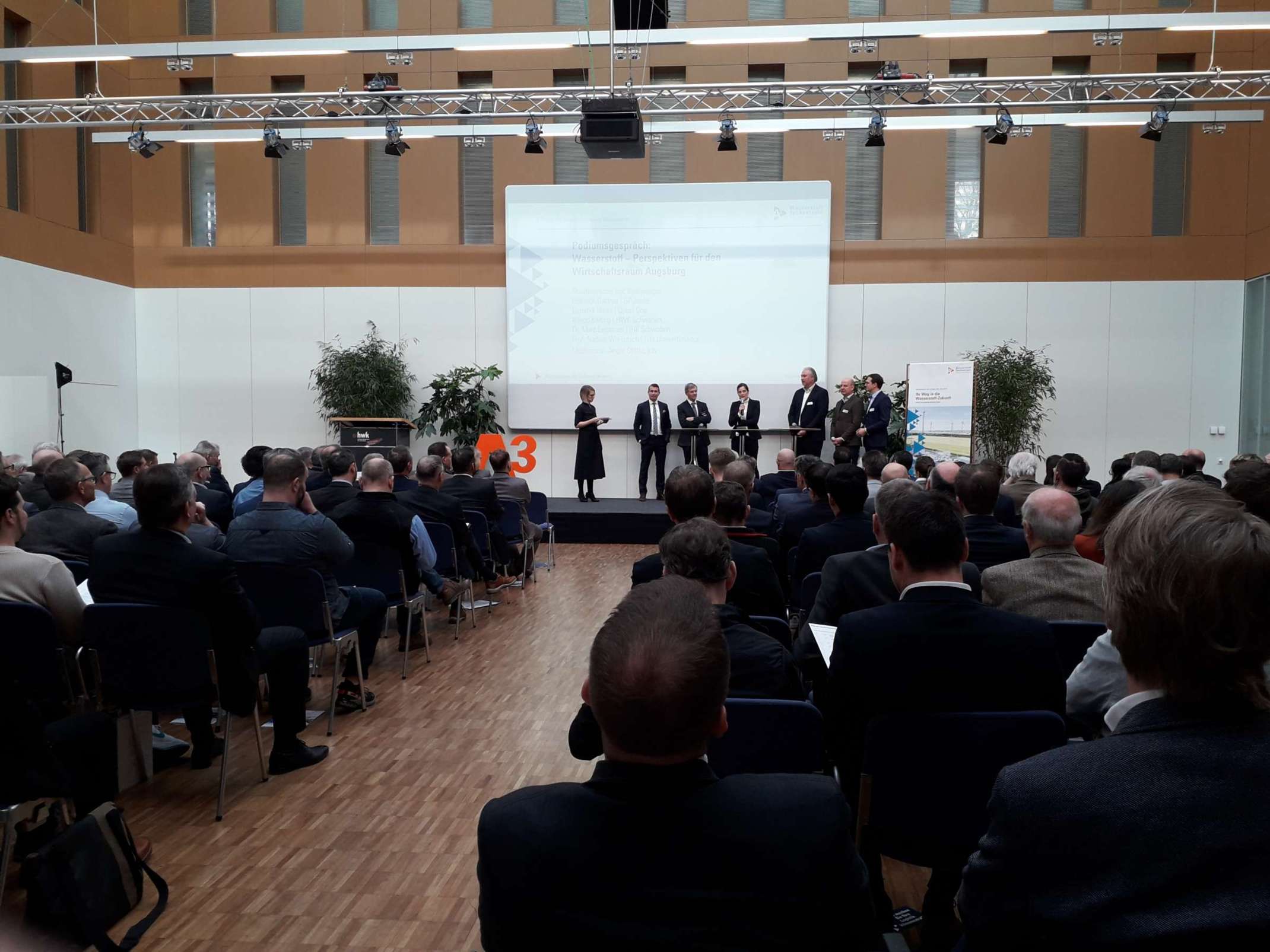 Podiumsgespräch: Wasserstoff – Perspektiven für den Wirtschaftsraum. 3.v.r.: Prof. Dr. Nadine Warkotsch, bifa Umweltinstitut, THA