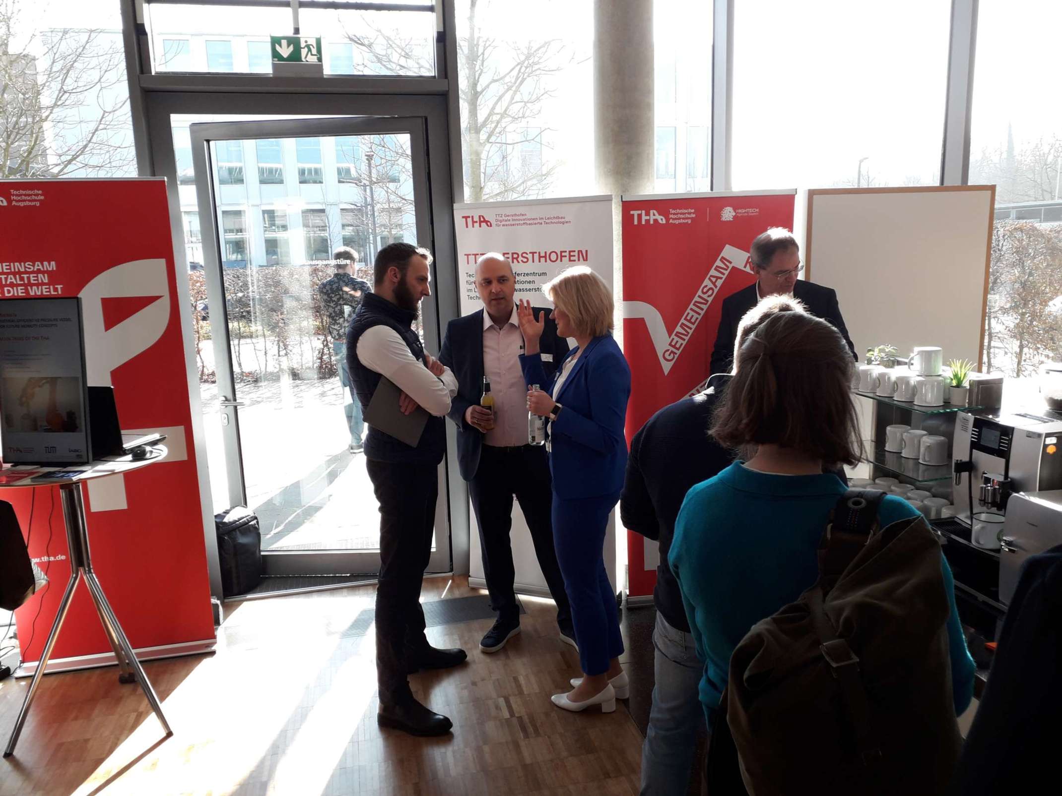 Im fachlichen Austausch: Prof. Dr.-Ing. Neven Maji﻿ć (Mitte) mit Martina Medrano (rechts) von der Regionalen Koordinierungsstelle Wasserstoff bei der Regio Augsburg Wirtschaft GmbH