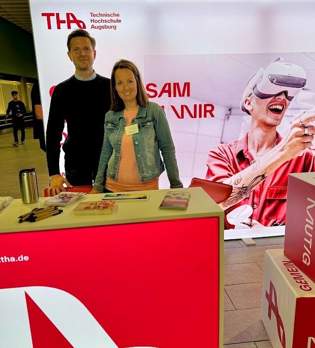 Zwei Mitarbeiter der THA am Messestand