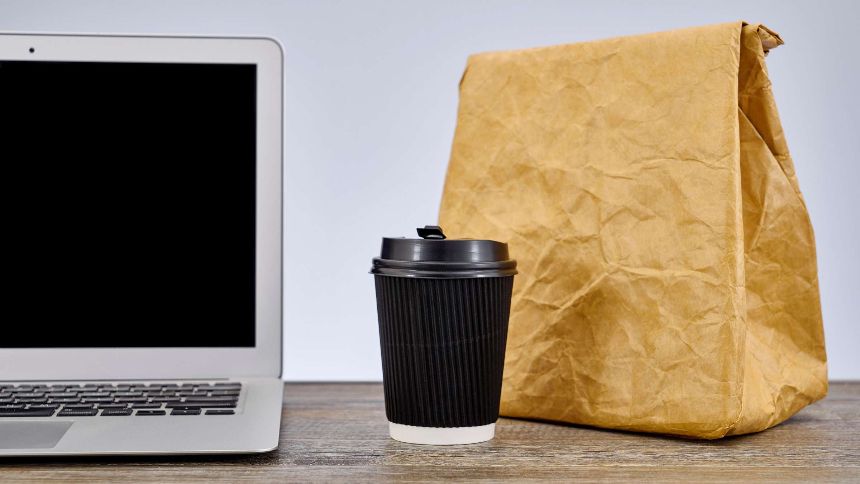 Lunchtüte und Laptop