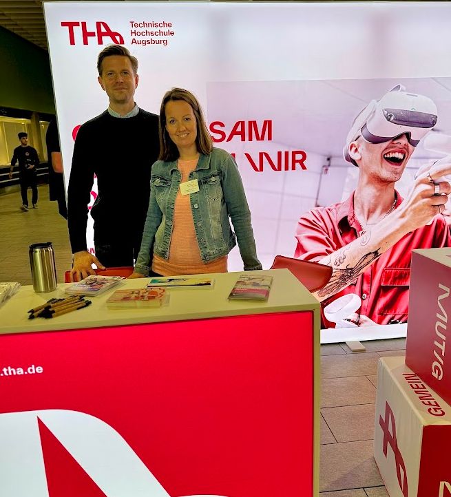 Zwei Mitarbeiter der THA vor einem Messestand