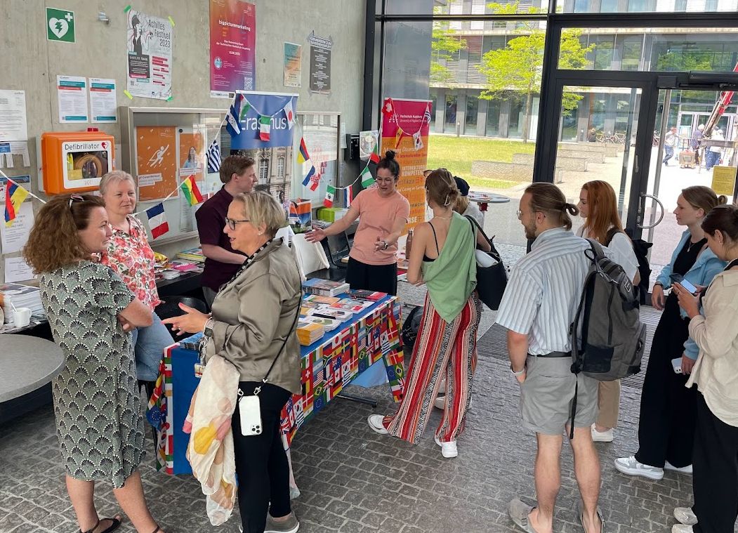 Infostände im Foyer und eine Menschentraube