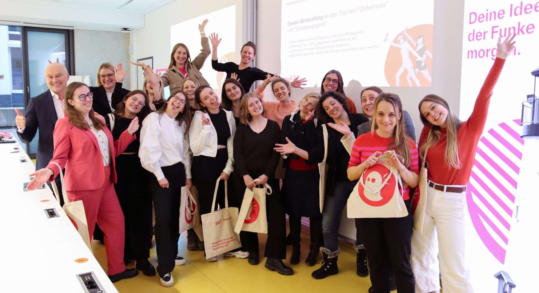 Prof. Dr. Gordon Thomas Rohrmair, Präsident der THA, Oberbürgermeisterin Eva Weber, Laetitia Ory und Lucia Plobner vom Funkenwerk mit den neuen Teilnehmerinnen von HerVenture 2025. 