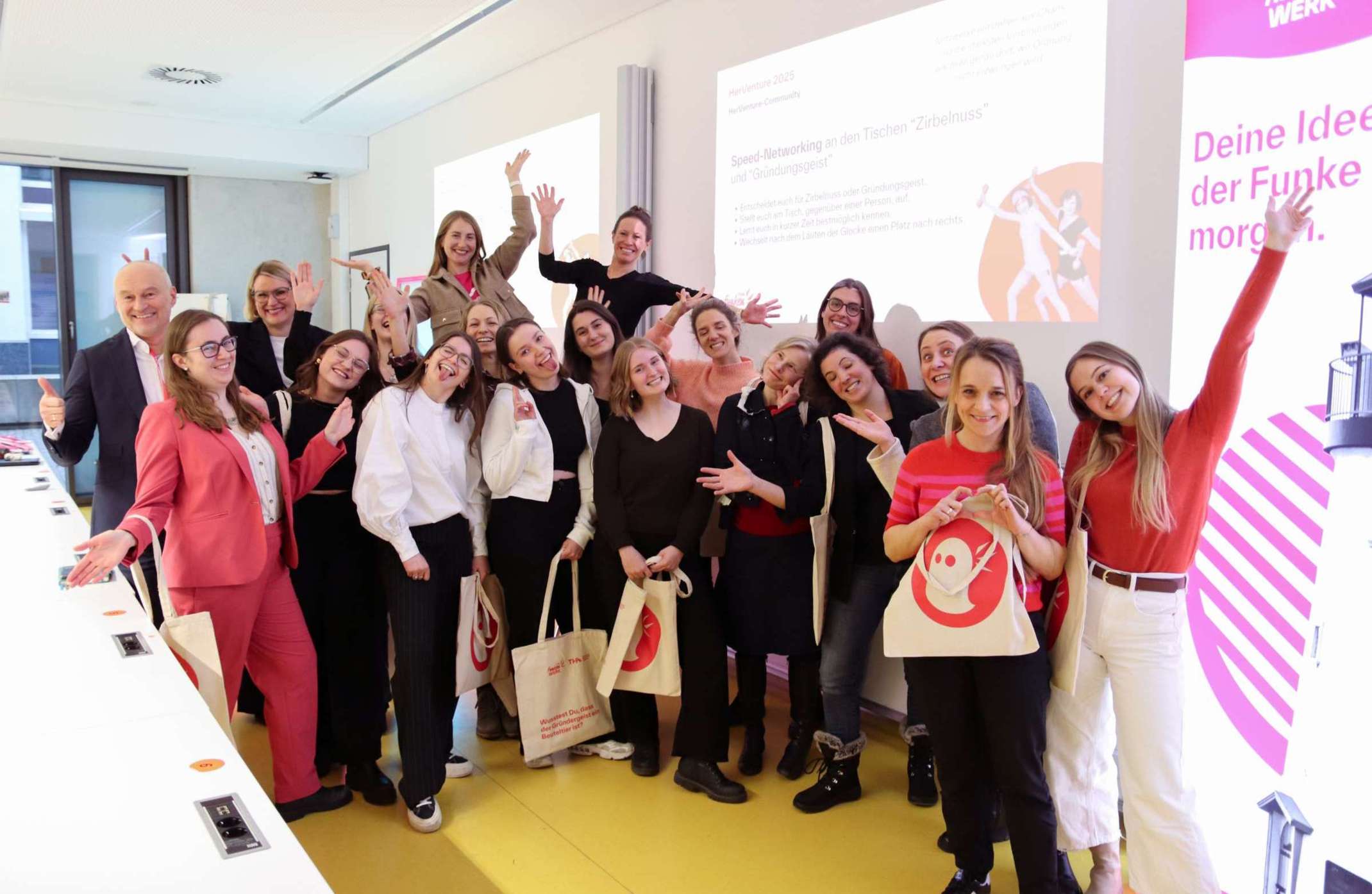 Prof. Dr. Gordon Thomas Rohrmair, Präsident der THA, Oberbürgermeisterin Eva Weber, Laetitia Ory und Lucia Plobner vom Funkenwerk mit den neuen Teilnehmerinnen von HerVenture 2025. 