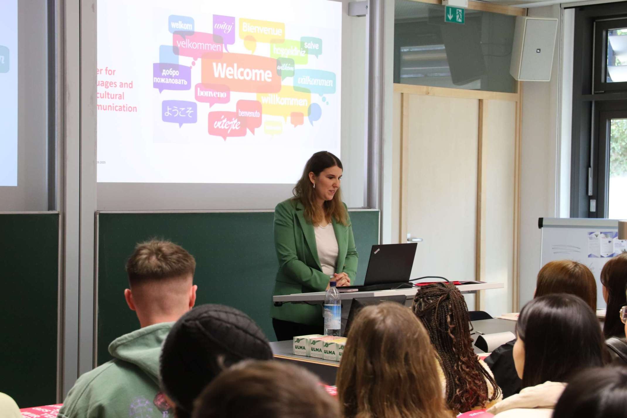 Katharina Leuthmetzer von International Office begrüßt die Incomings.