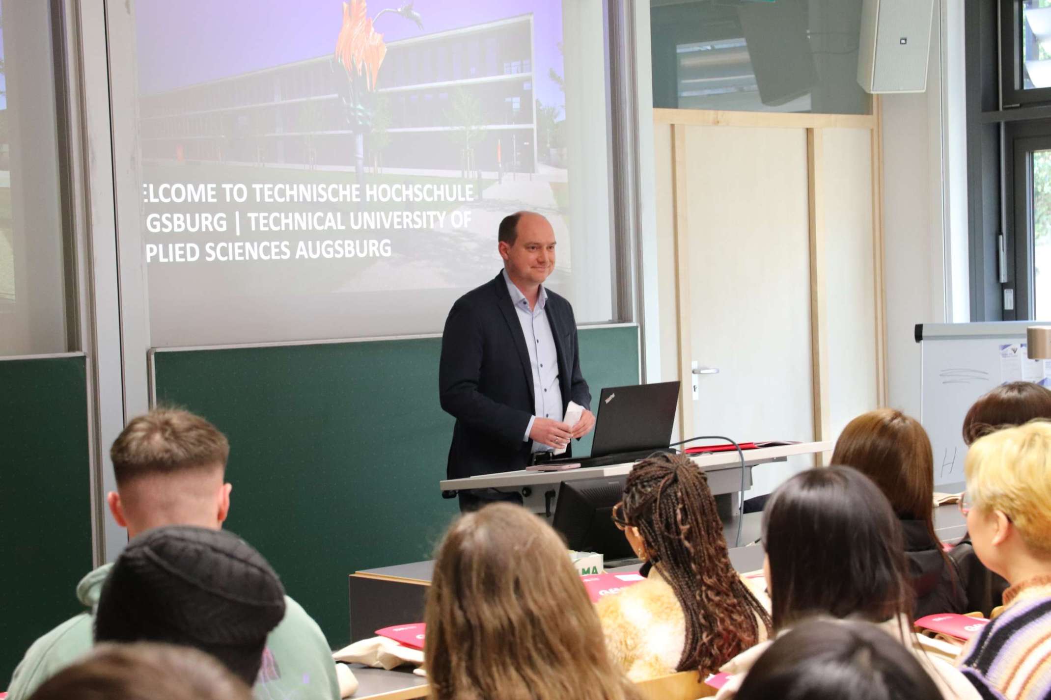 Dominik Maas, Leiter des International Office, bei der Begrüßung der internationalen Studierenden. 