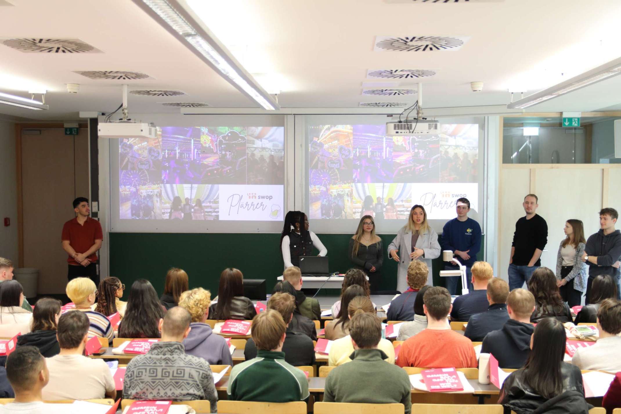 Das SWOP-Team begrüßt die internationalen Studierenden.