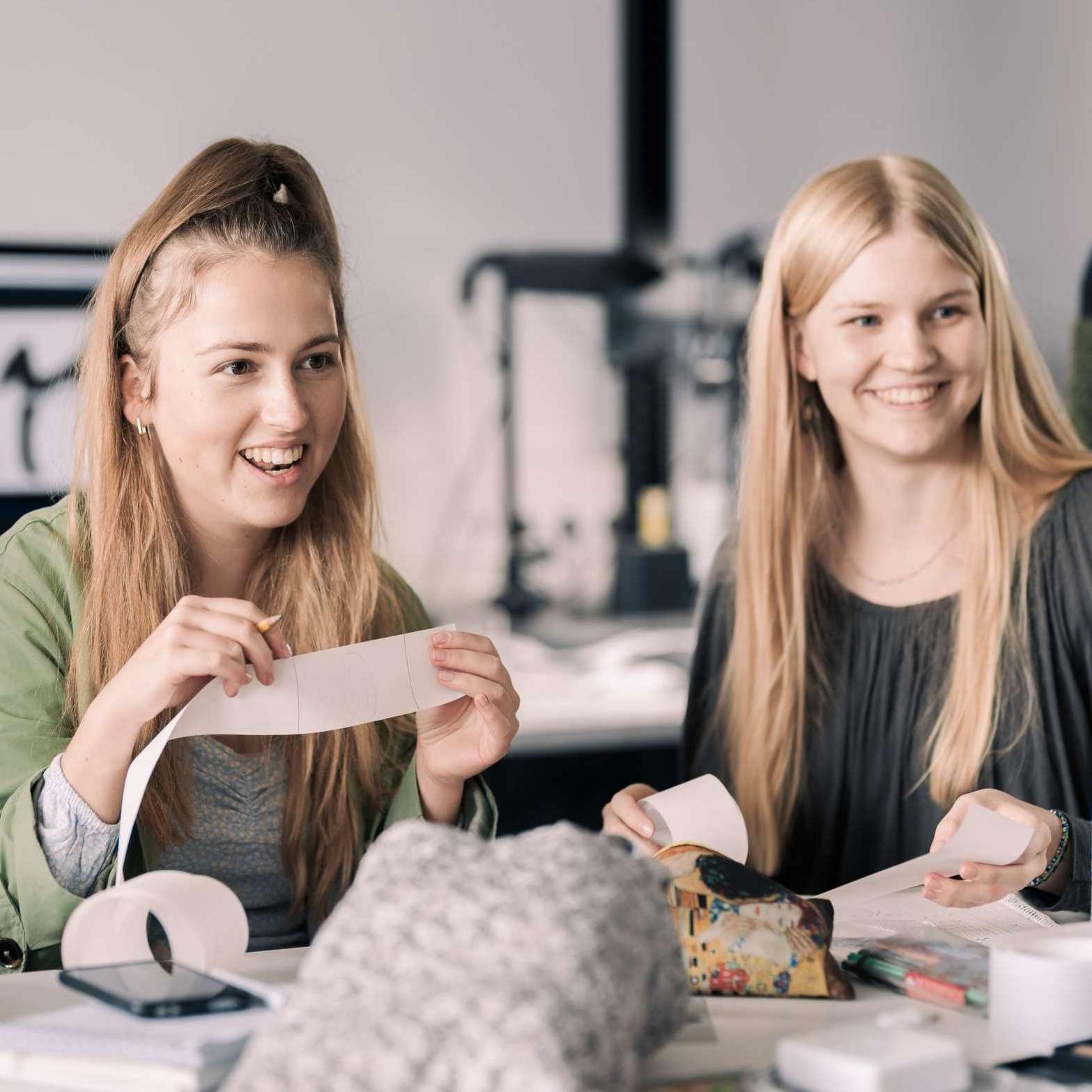 Zwei Studentinnen der Fakultät für Gestaltung