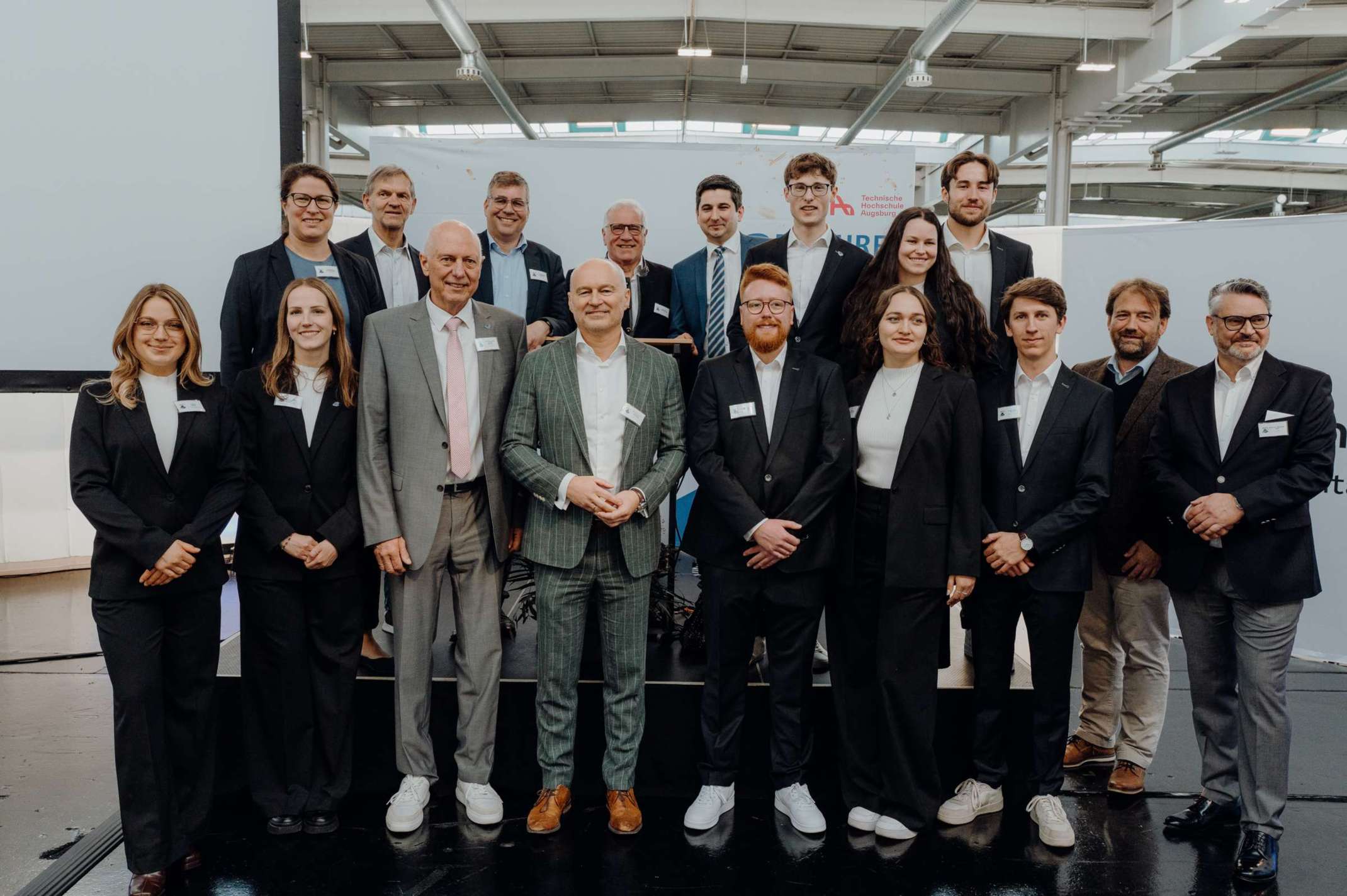 Das studentische Leitungsteam 2025 zusammen mit Ehrengästen aus Hochschule, Politik und Gesellschaft. Foto: Daniel Thalhofer Das studentische Leitungsteam 2025 zusammen mit Ehrengästen aus Hochschule, Politik und Gesellschaft. Foto: Daniel Thalhofer