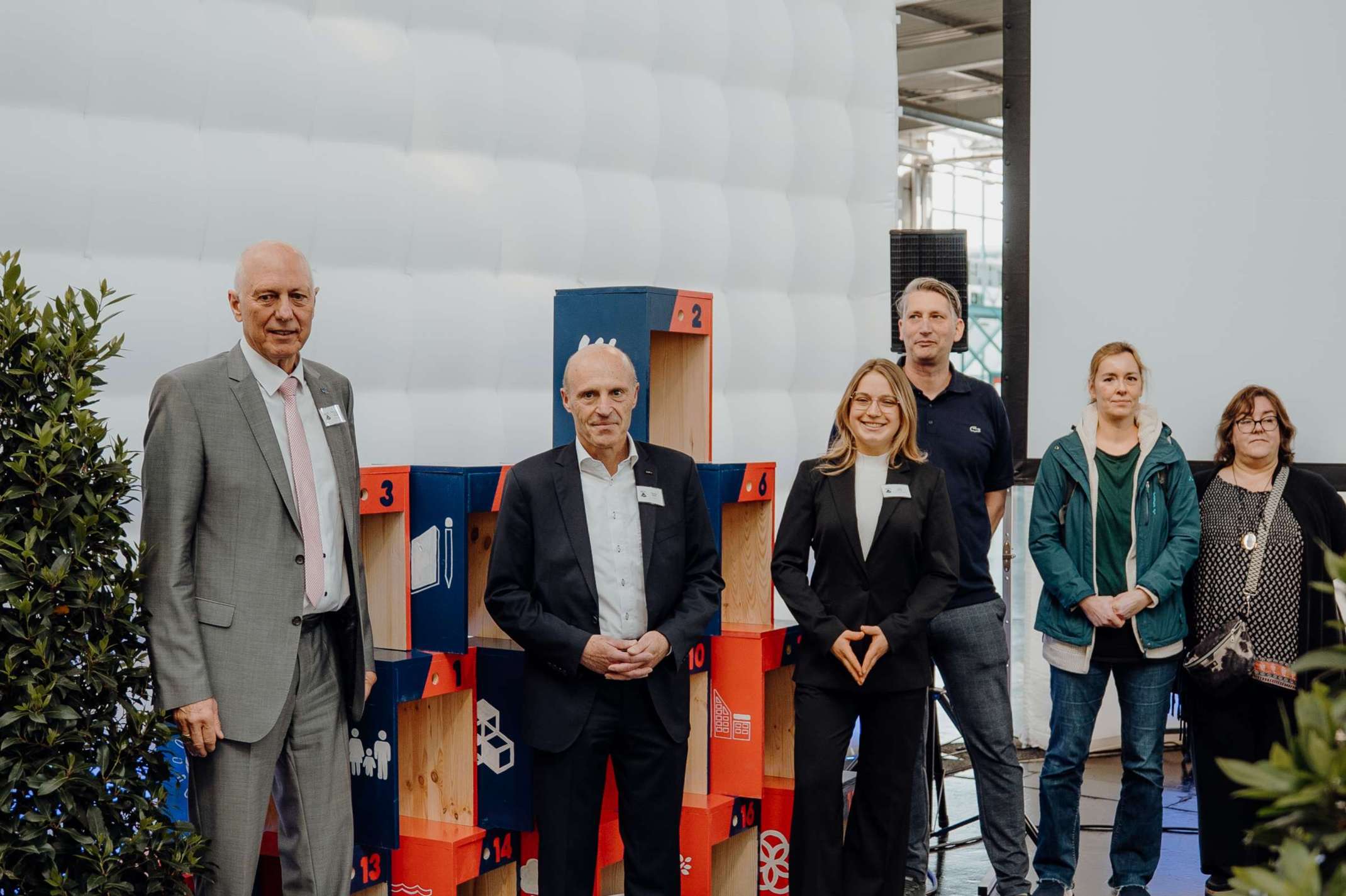 17 Ziele für nachhaltige Entwicklung der Vereinten Nationen – gestaltet als Sitzwürfel aus Holz, das ist der diesjährige Pyramid-Beitrag der Katholischen Jugendfürsorge der Diözese Augsburg e.V. Foto: Daniel Thalhofer 17 Ziele für nachhaltige Entwicklung der Vereinten Nationen – gestaltet als Sitzwürfel aus Holz, das ist der diesjährige Pyramid-Beitrag der Katholischen Jugendfürsorge der Diözese Augsburg e.V. Foto: Daniel Thalhofer