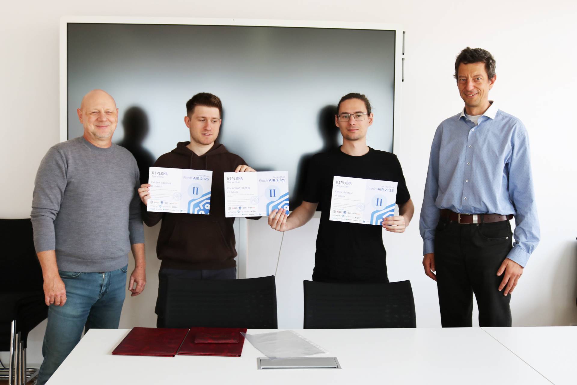 Urkundenübergabe an zwei Studenten. Urkundenübergabe an zwei Studenten.