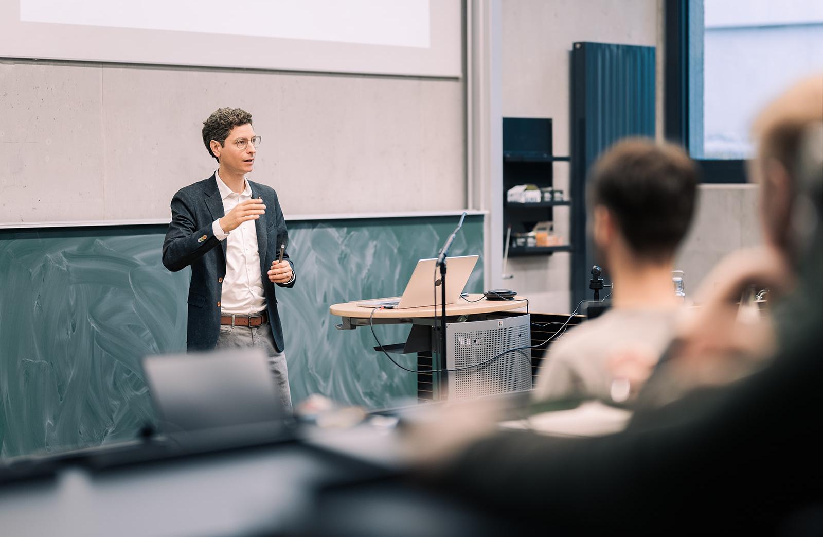 Prof. Zimmermann im Hörsaal vor Studierenden Prof. Zimmermann im Hörsaal vor Studierenden