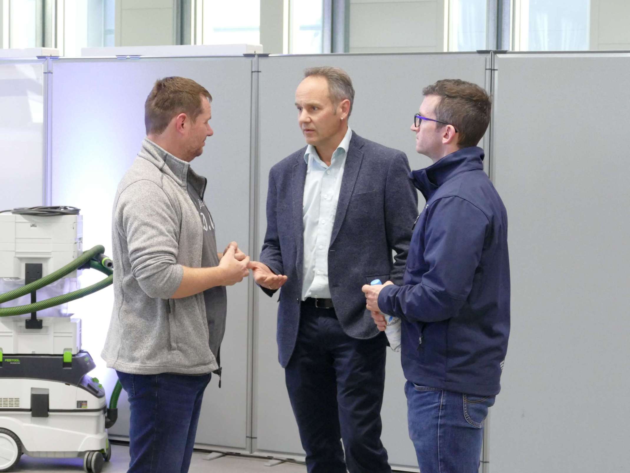 Studienstart am TTZ Landsberg am Lech: Prof. Dr.-Ing. Thomas Kirchmeier (links) im Gespräch mit Industriepartnern Studienstart am TTZ Landsberg am Lech: Prof. Dr.-Ing. Thomas Kirchmeier (links) im Gespräch mit Industriepartnern