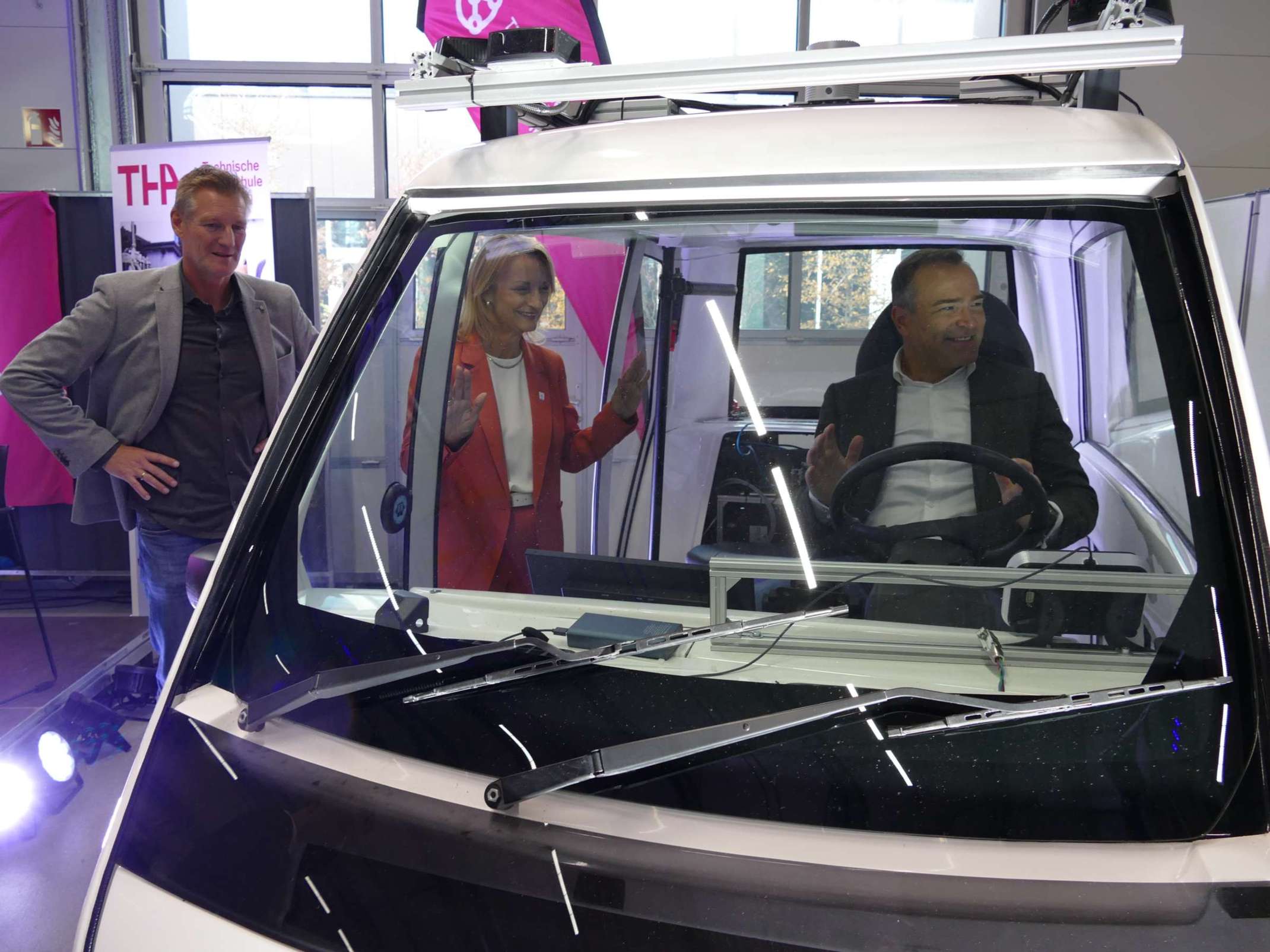 Studienstart am TTZ Landsberg am Lech: Probesitzen im autonomfahrenden NeMo.bil-Cab Studienstart am TTZ Landsberg am Lech: Probesitzen im autonomfahrenden NeMo.bil-Cab