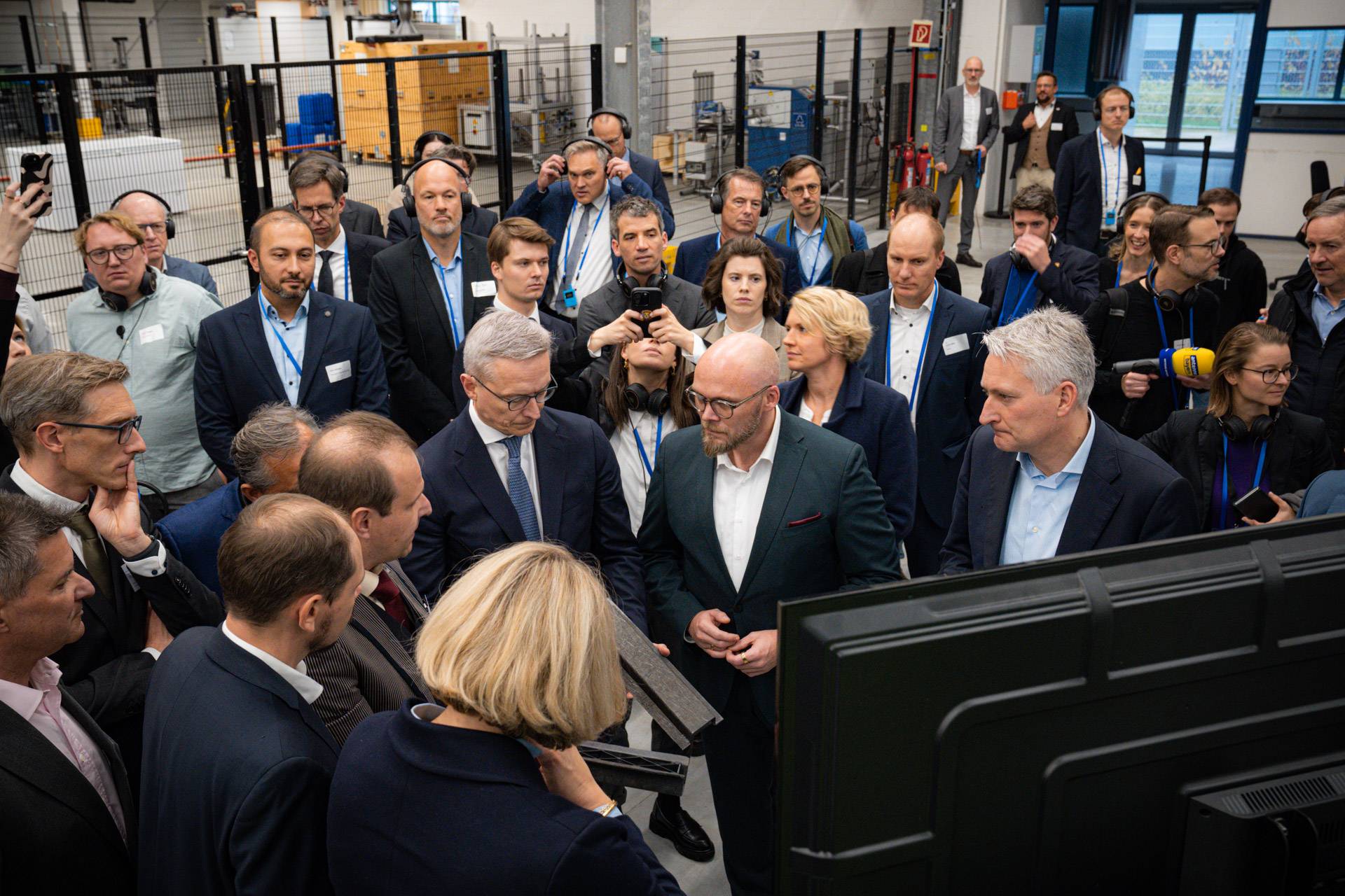 Bundesminister Dr. Karsten Wildberger und Staatsminister Dr. Fabian in Menschenmenge Bundesminister Dr. Karsten Wildberger und Staatsminister Dr. Fabian in Menschenmenge