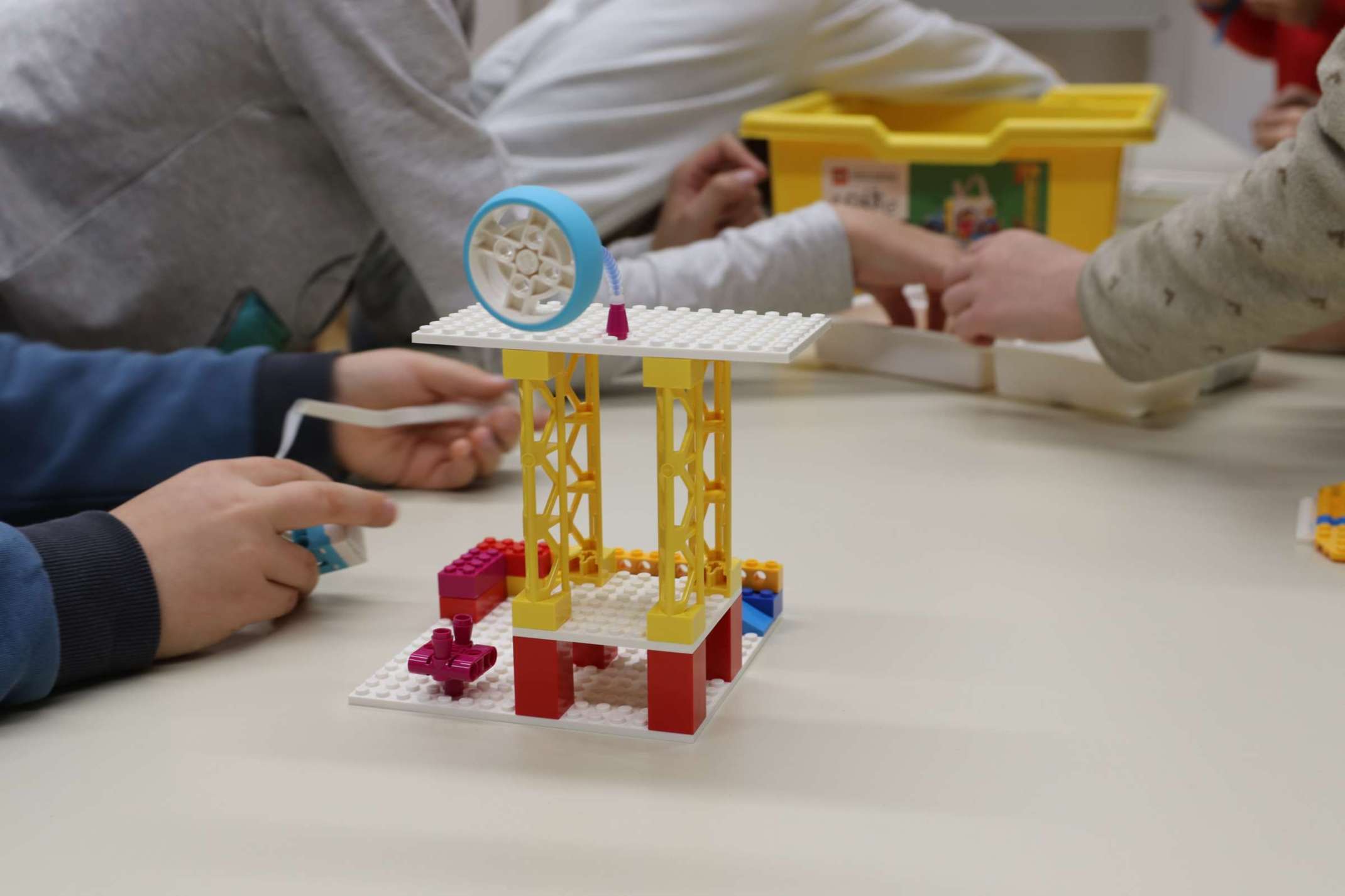 MINT-Förderung: bunter Konstruktions- und Programmierspaß im Grundschulunterricht. MINT-Förderung: bunter Konstruktions- und Programmierspaß im Grundschulunterricht.