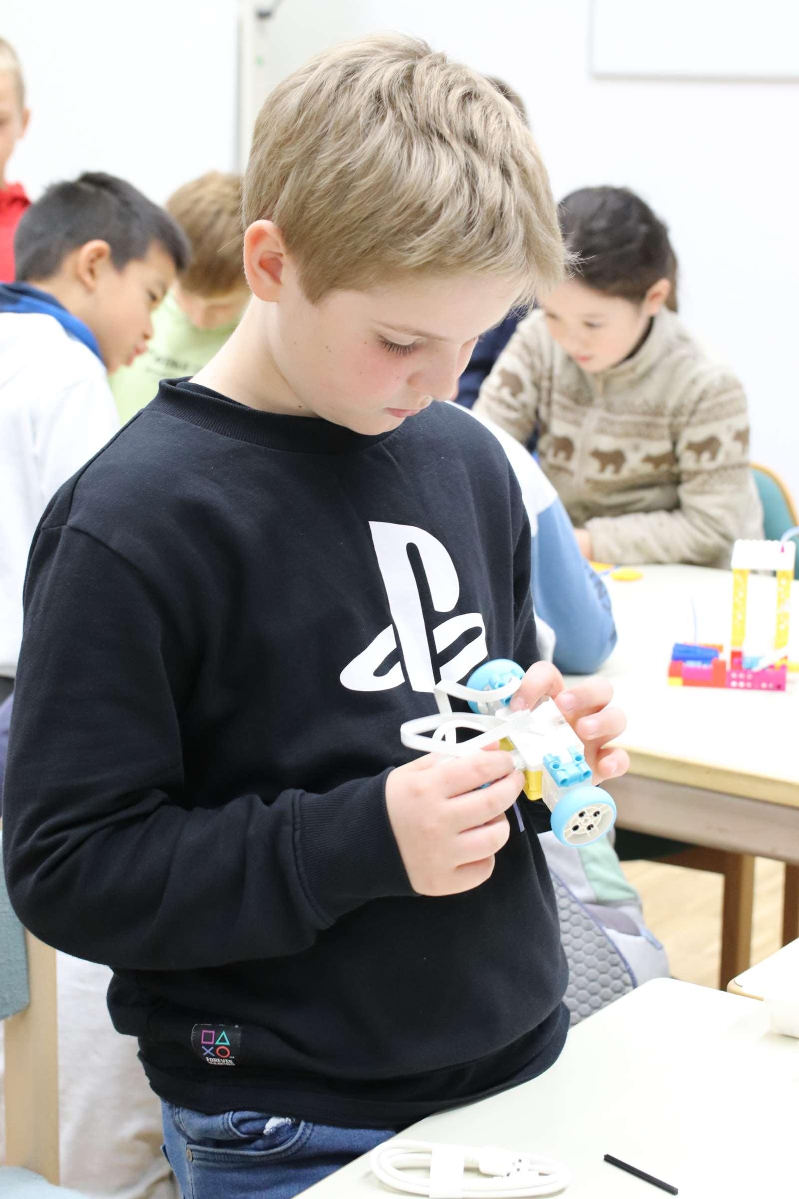 Etwas mit den eigenen Händen zu erschaffen und zu entdecken ist gerade für Kinder im Grundschulalter eine willkommene Abwechslung. Etwas mit den eigenen Händen zu erschaffen und zu entdecken ist gerade für Kinder im Grundschulalter eine willkommene Abwechslung.