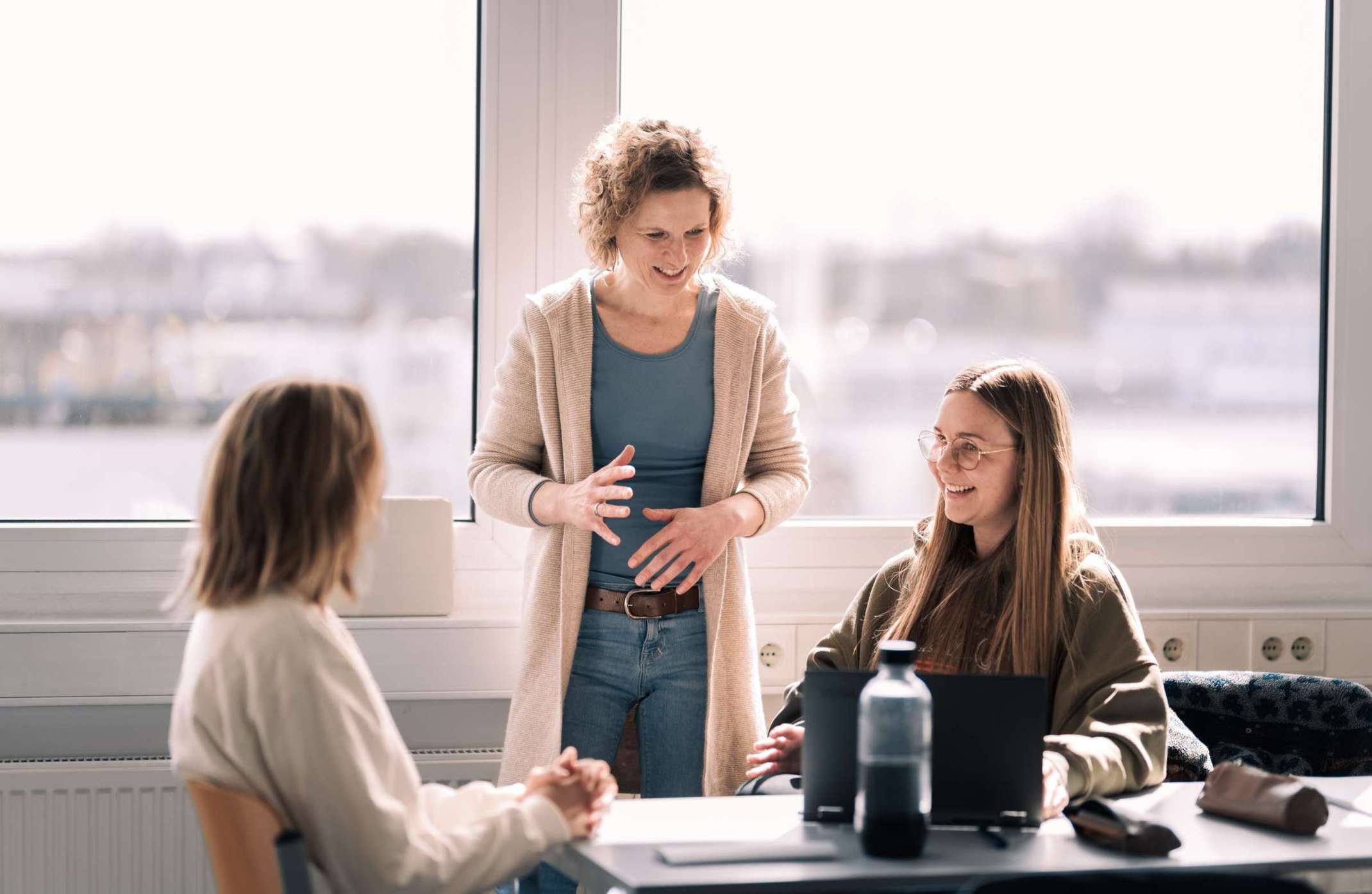 Studentinnen mit Prof. Nicole Klinkhammer Studentinnen mit Prof. Nicole Klinkhammer