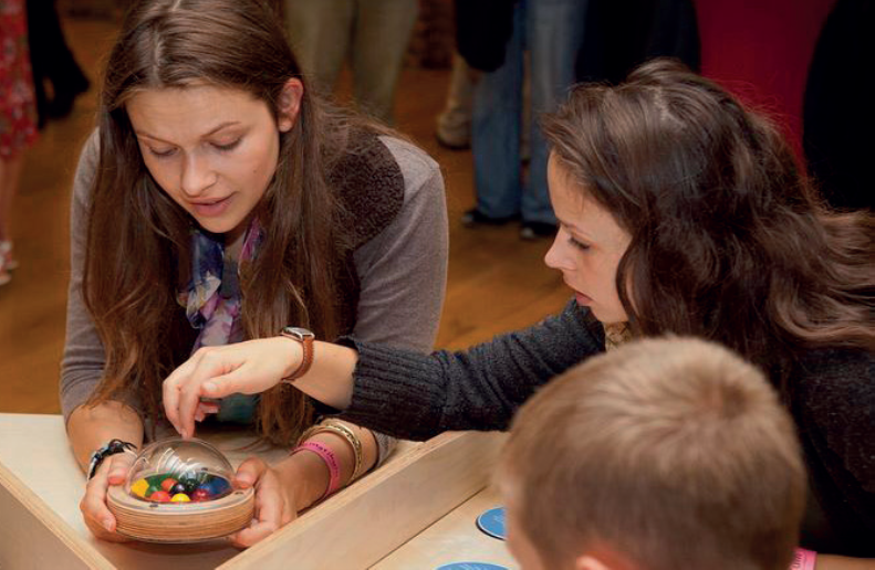 Zwei junge Frauen in der Wanderausstellung. Zwei junge Frauen in der Wanderausstellung.