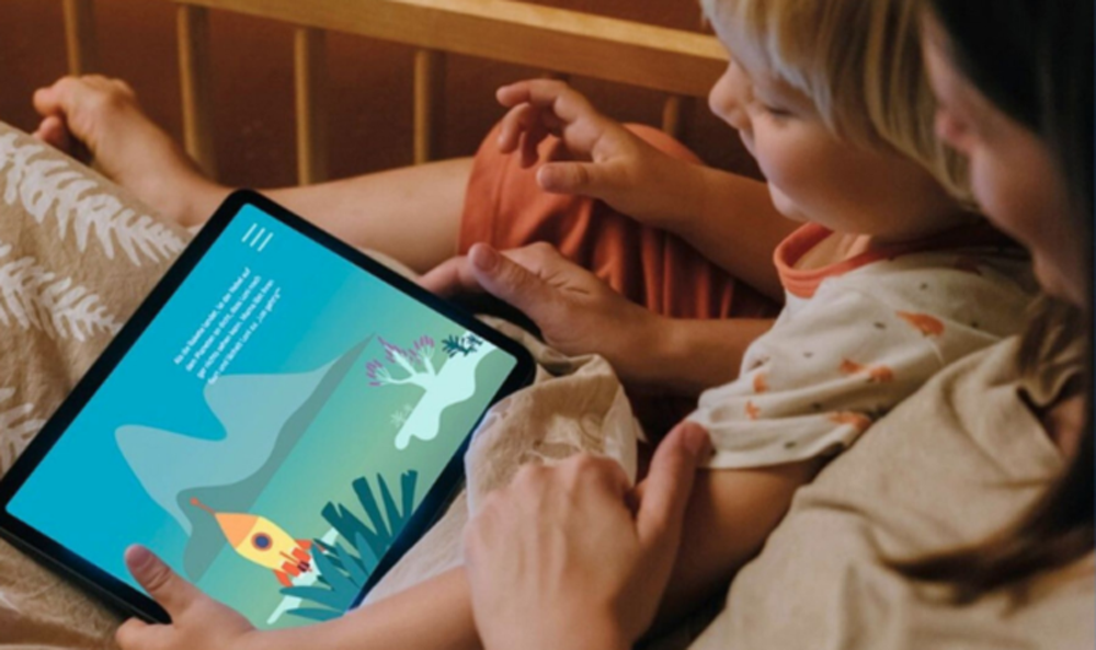 Lonis Weltraumreise: Mutter mit Tochter schaut sich Szene auf einem Tablet an. Lonis Weltraumreise: Mutter mit Tochter schaut sich Szene auf einem Tablet an.