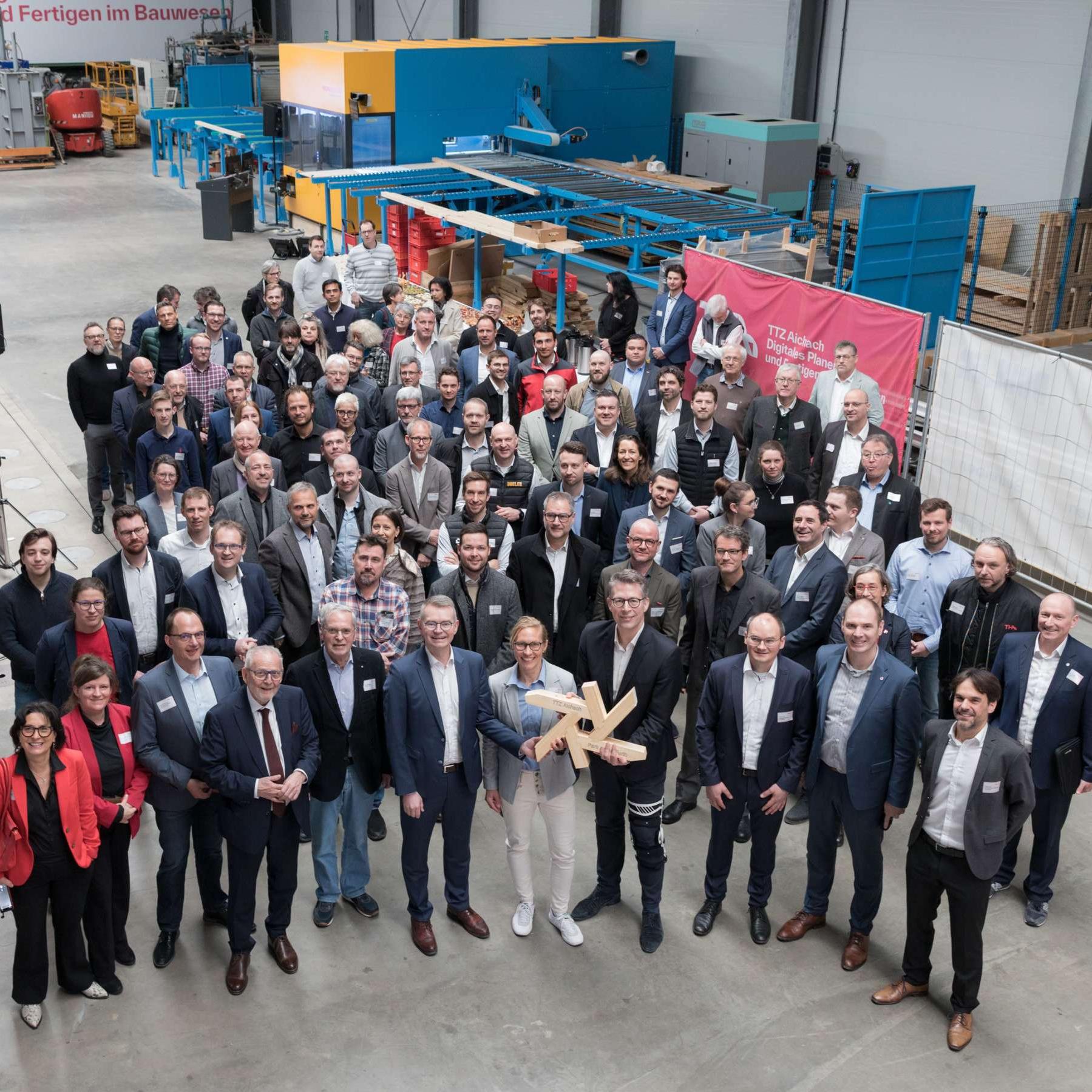 Staatsminister Markus Blume (4.v.l.) eröffnete gemeinsam mit Vertreterinnen und Vertretern aus Politik, Wissenschaft, Wirtschaft und Gesellschaft das TTZ für Digitales Planen und Fertigen im Bauwesen in Aichach. Bild: Matthias Leo/THA. Staatsminister Markus Blume (4.v.l.) eröffnete gemeinsam mit Vertreterinnen und Vertretern aus Politik, Wissenschaft, Wirtschaft und Gesellschaft das TTZ für Digitales Planen und Fertigen im Bauwesen in Aichach. Bild: Matthias Leo/THA.