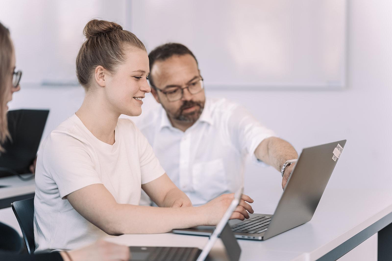 Prof. Dr. Häckel erklärt einer Studentin während einer Vorlesung etwas am Laptop. Prof. Dr. Häckel erklärt einer Studentin während einer Vorlesung etwas am Laptop.