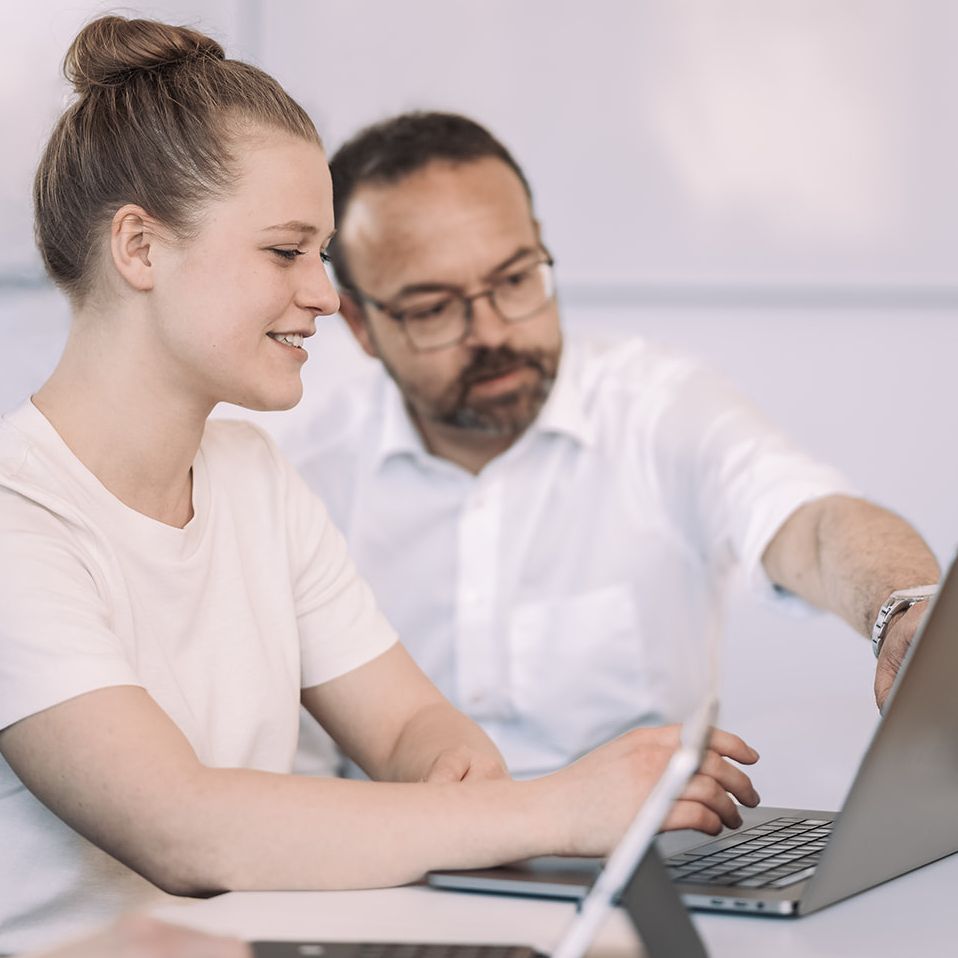 Prof. Dr. Häckel erklärt einer Studentin während einer Vorlesung etwas am Laptop Prof. Dr. Häckel erklärt einer Studentin während einer Vorlesung etwas am Laptop
