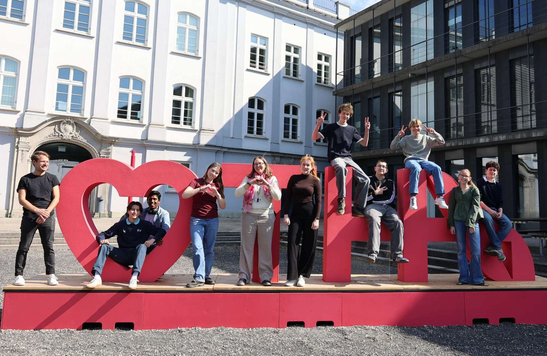 Gruppenfoto ISA Schülerinnen und Schüler mit Lehrerin und Coaches Funkenwerk Gruppenfoto ISA Schülerinnen und Schüler mit Lehrerin und Coaches Funkenwerk