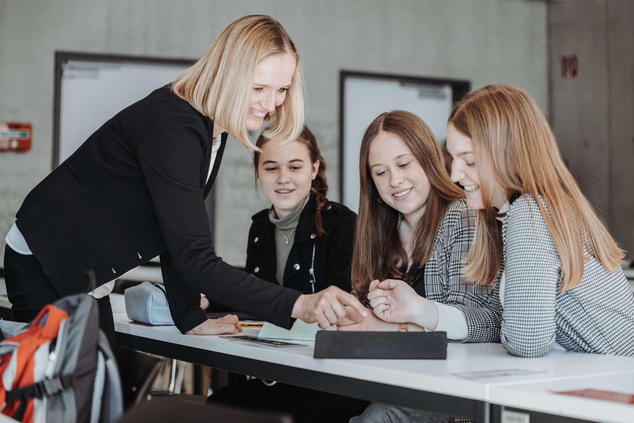 Studiengangsleitung mit drei Studentinnen Studiengangsleitung mit drei Studentinnen