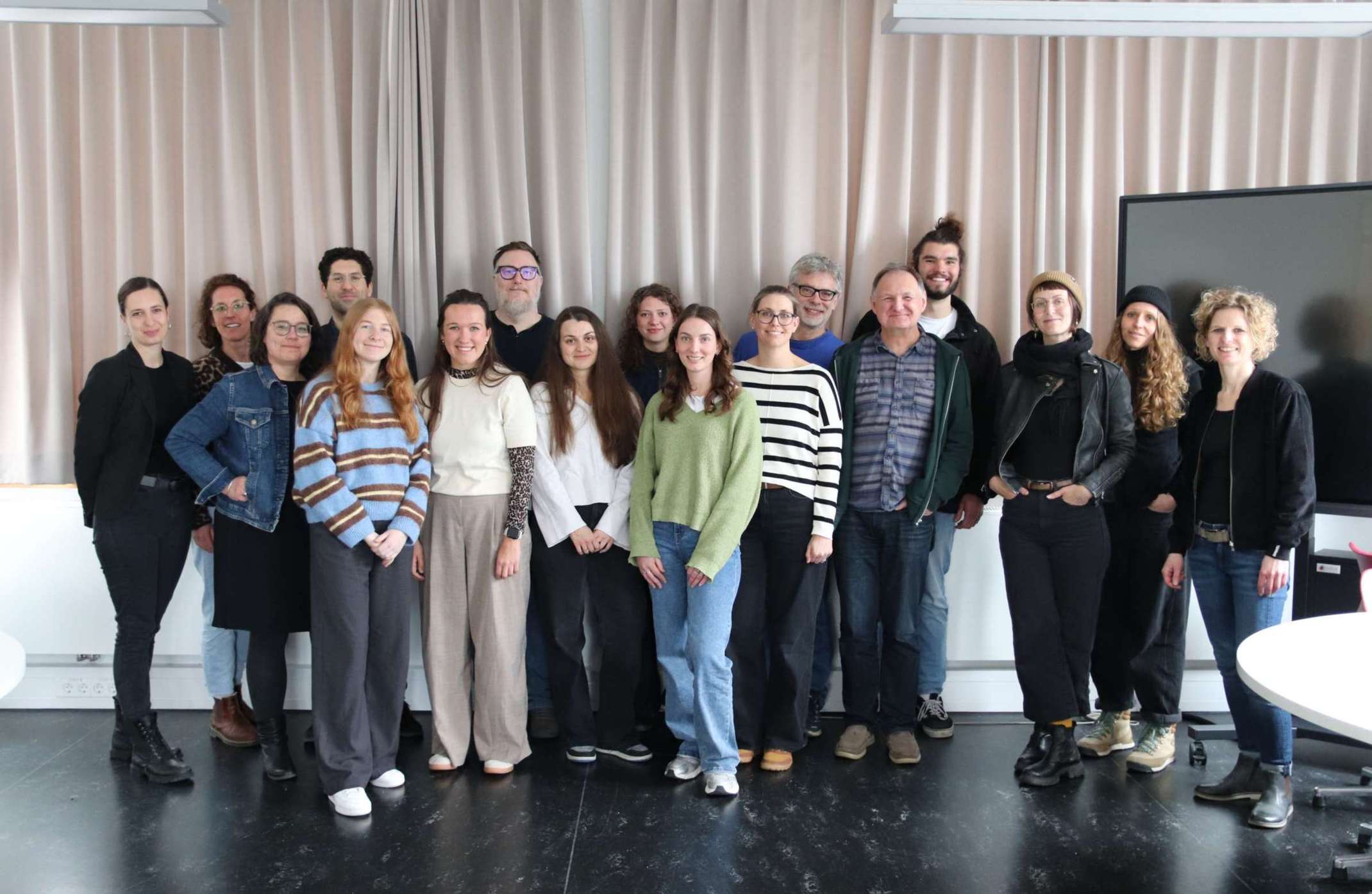 Die Studierenden des ersten Jahrgangs des Masterstudiengangs „Forschungsbasierte Praxisentwicklung in der Sozialen Arbeit (M.A.)“ mit Lehrenden und Verantwortlichen der Fakultät. Die Studierenden des ersten Jahrgangs des Masterstudiengangs „Forschungsbasierte Praxisentwicklung in der Sozialen Arbeit (M.A.)“ mit Lehrenden und Verantwortlichen der Fakultät.