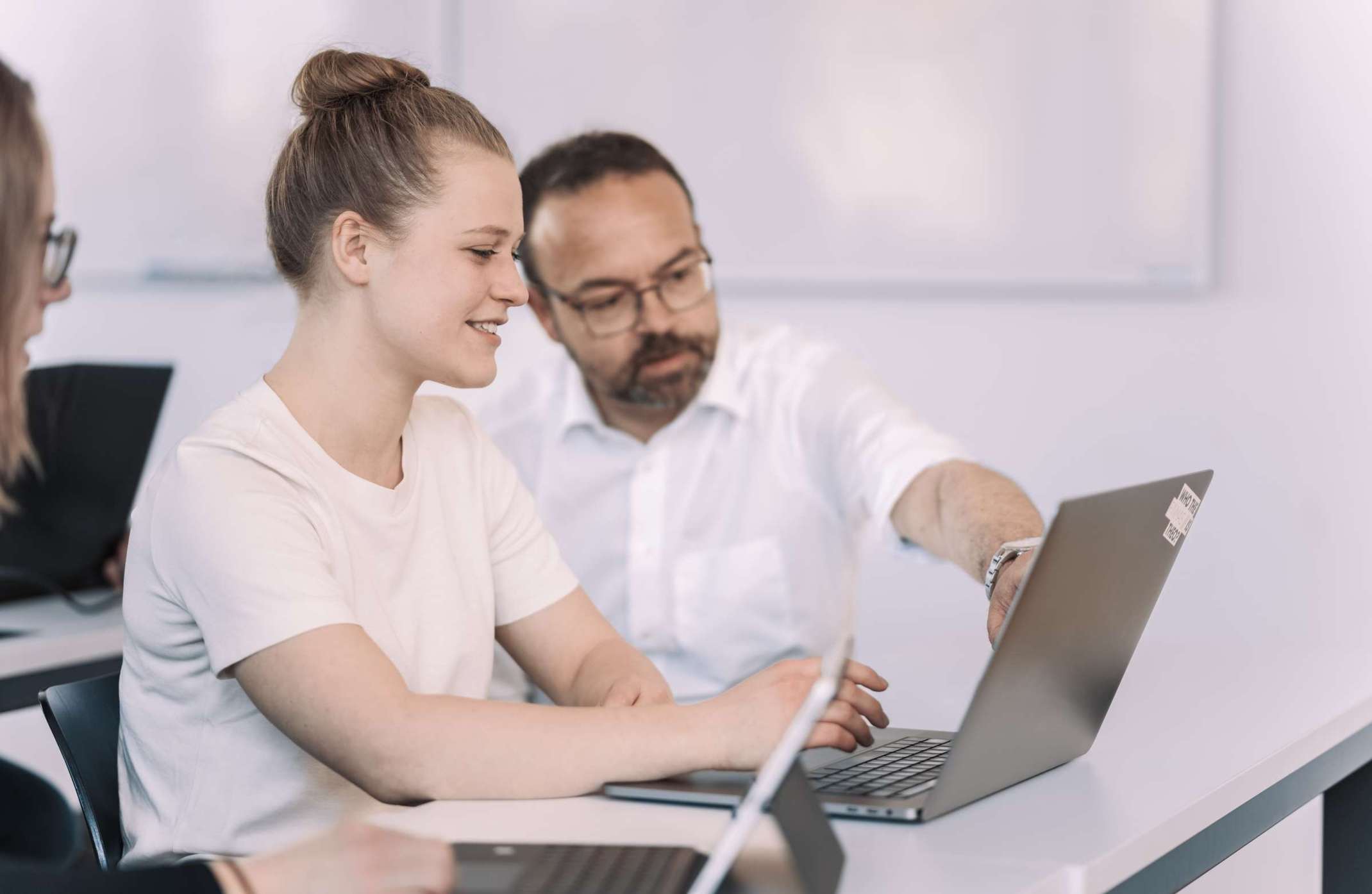 Prof. Dr. Häckel erklärt einer Studentin während einer Vorlesung etwas am Laptop. Prof. Dr. Häckel erklärt einer Studentin während einer Vorlesung etwas am Laptop.