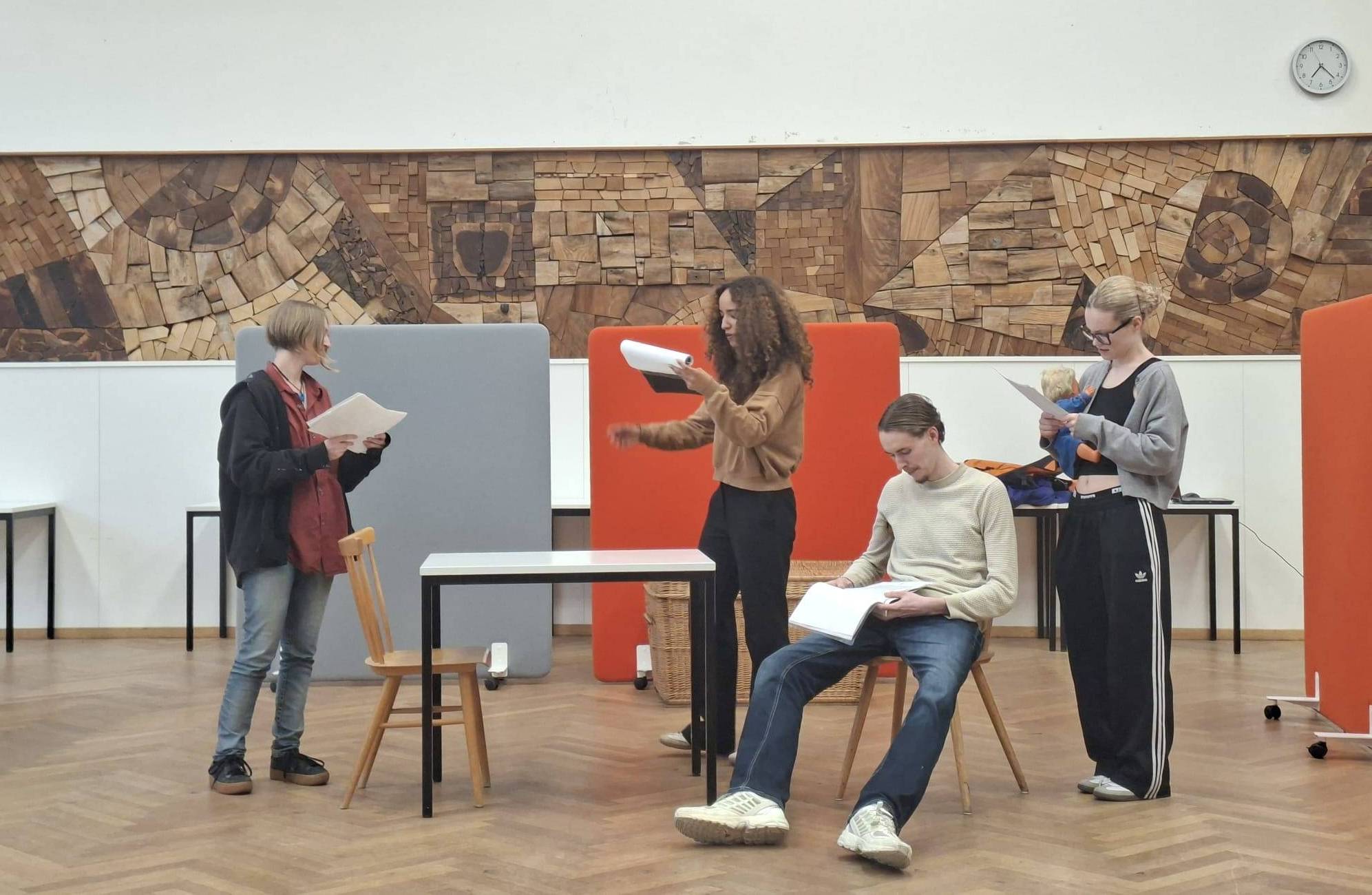 Studierende bei den Proben zum Theaterstück Studierende bei den Proben zum Theaterstück